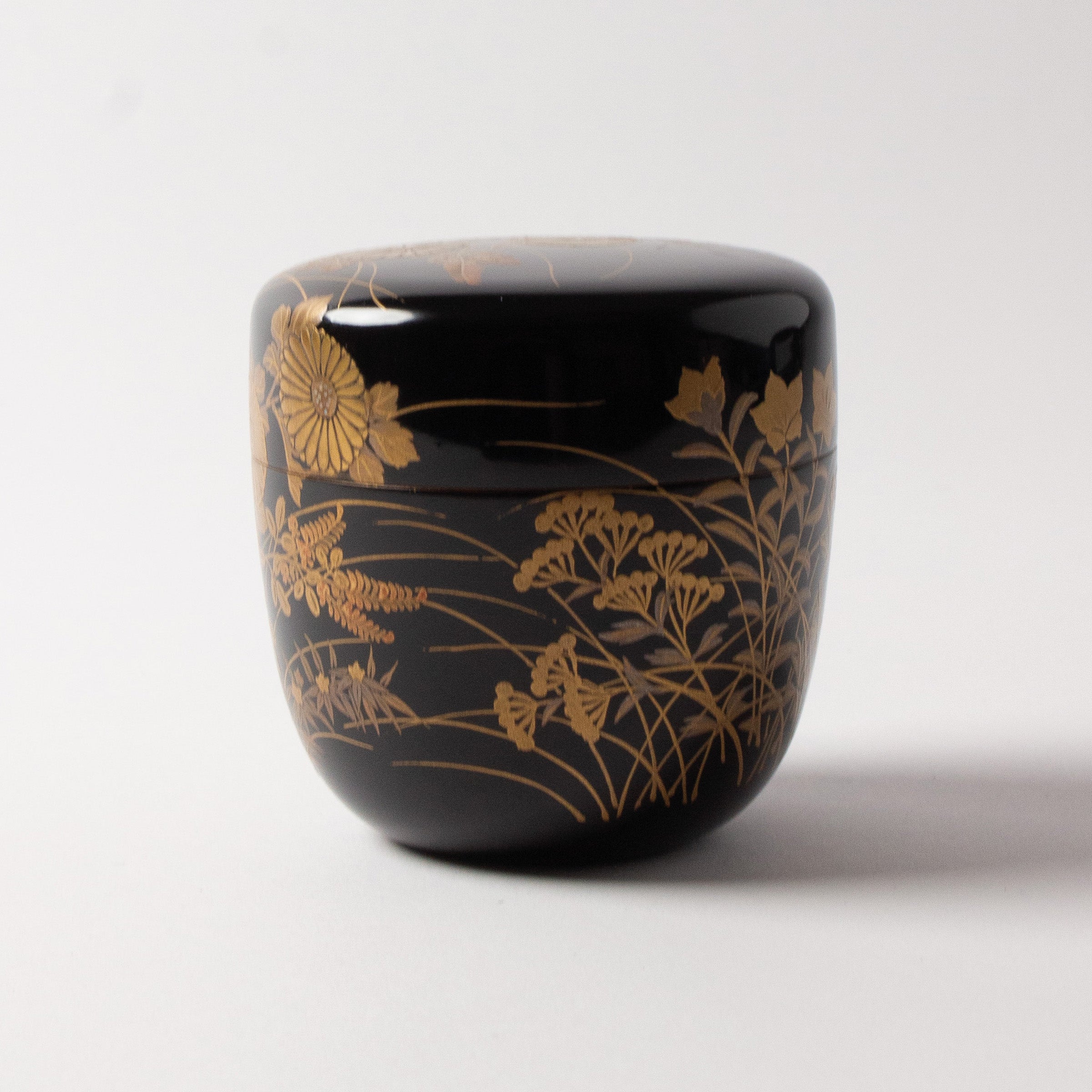 Natsume (tea caddy) lacquer and gold, kiku (chrysanthemums) and sōka (wildflowers) motif by Murata Dōkan