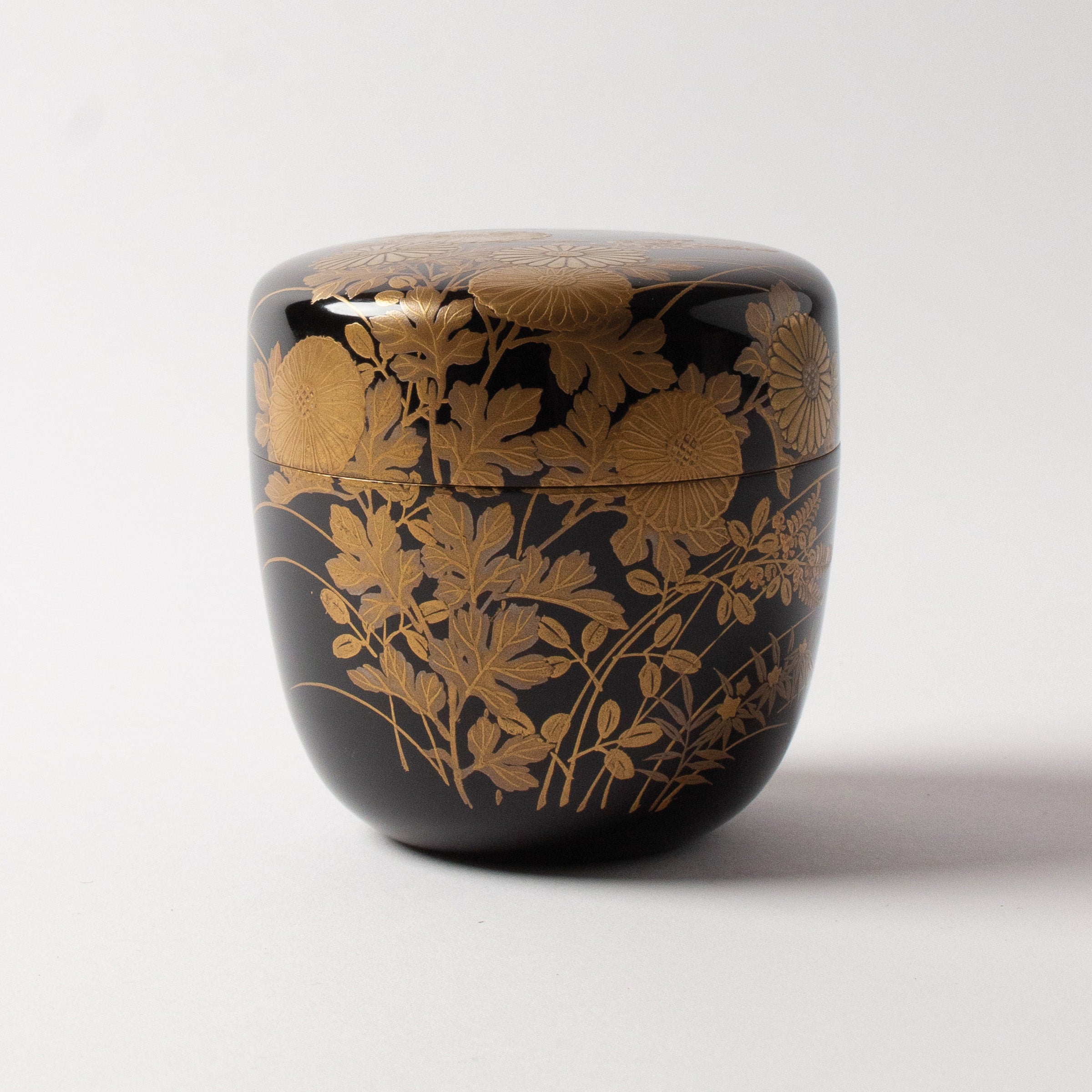 Natsume (tea caddy) lacquer and gold, kiku (chrysanthemums) and sōka (wildflowers) motif by Murata Dōkan