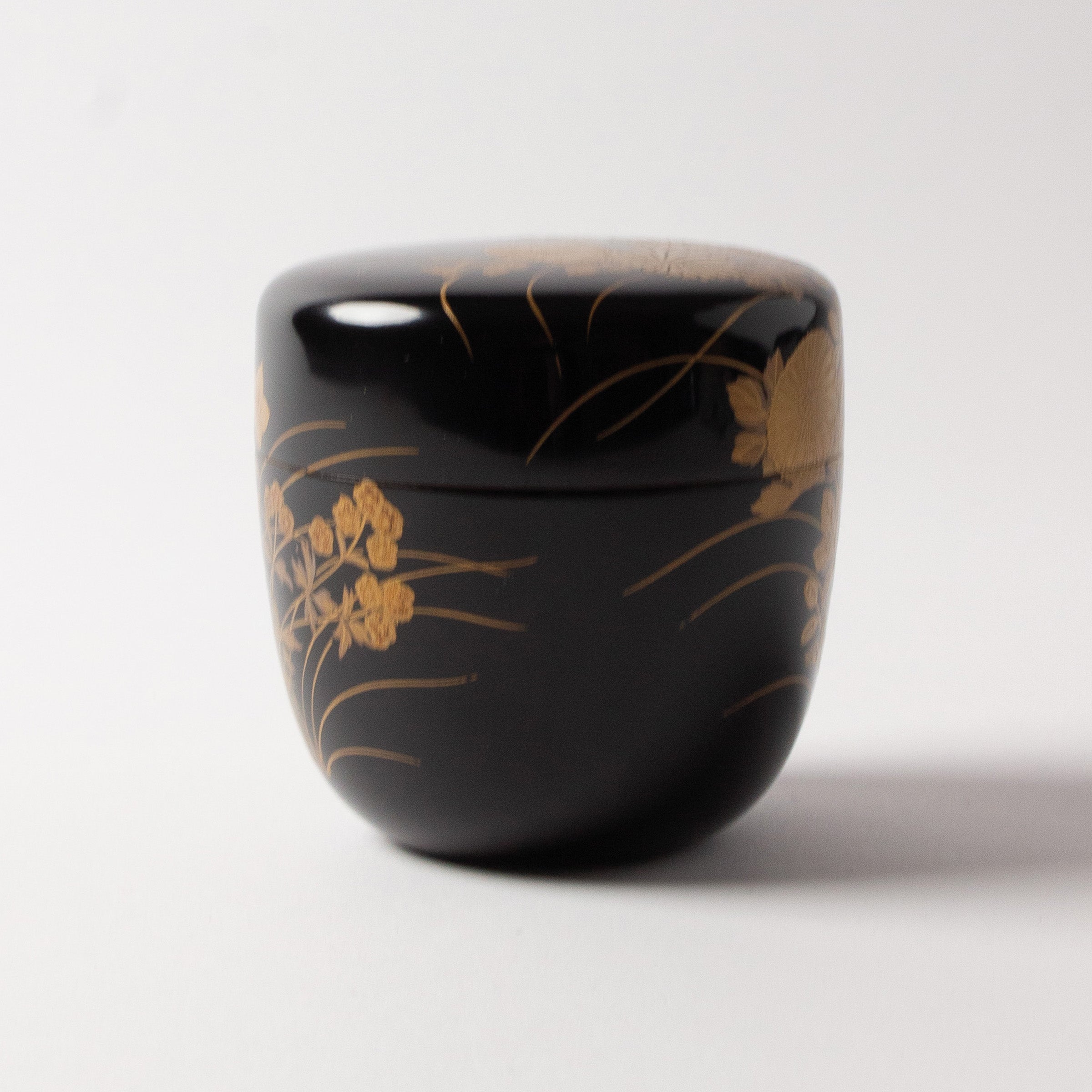 Natsume (tea caddy) lacquer and gold, kiku (chrysanthemums) and sōka (wildflowers) motif by Murata Dōkan