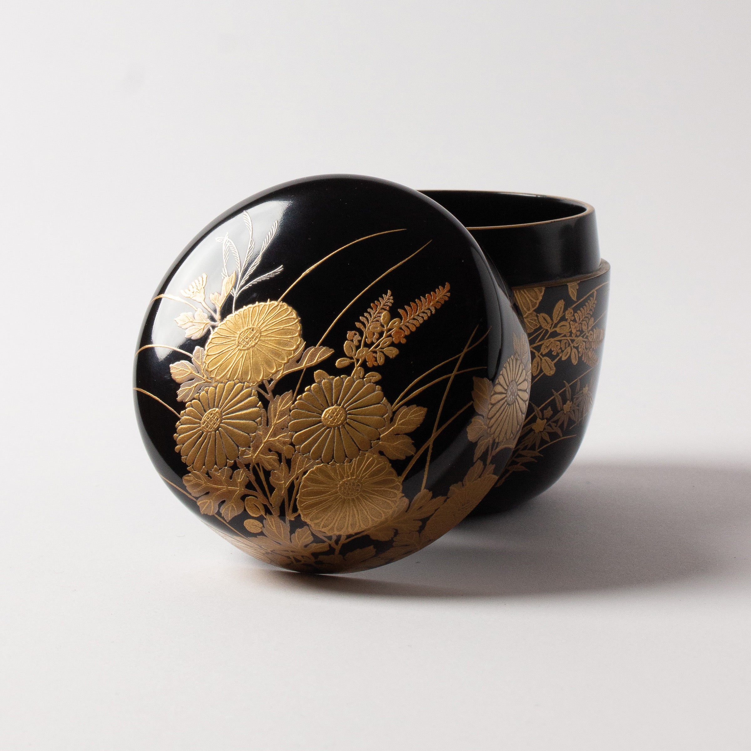 Natsume (tea caddy) lacquer and gold, kiku (chrysanthemums) and sōka (wildflowers) motif by Murata Dōkan