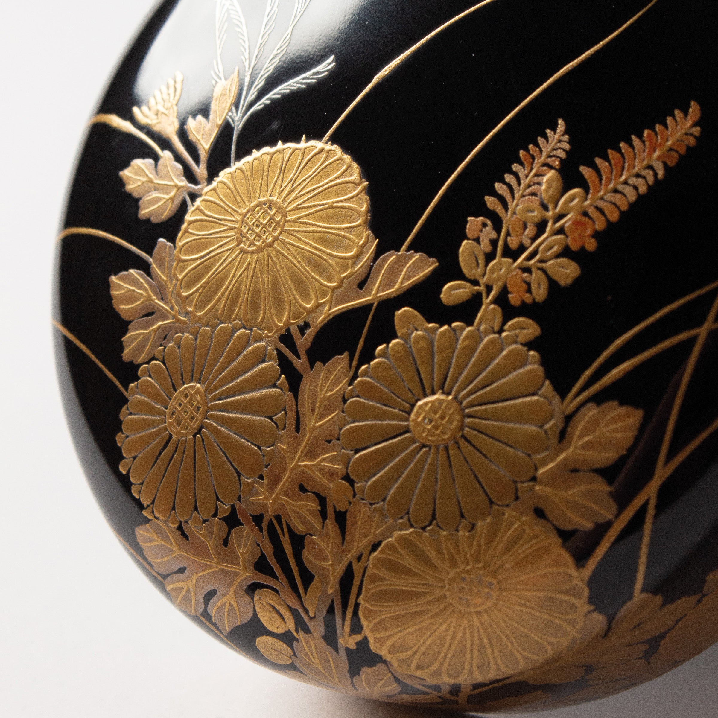 Natsume (tea caddy) lacquer and gold, kiku (chrysanthemums) and sōka (wildflowers) motif by Murata Dōkan