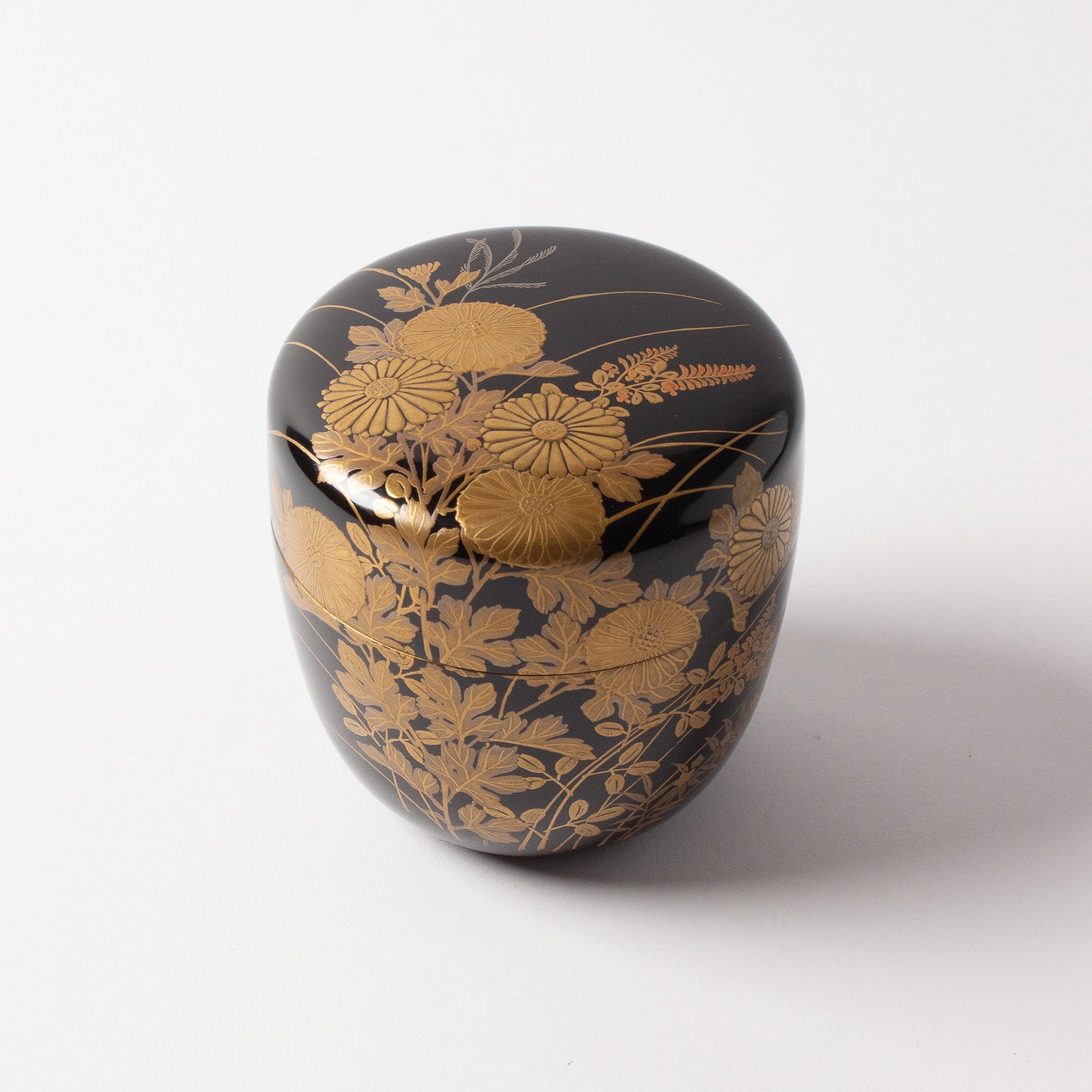 Natsume (tea caddy) lacquer and gold, kiku (chrysanthemums) and sōka (wildflowers) motif by Murata Dōkan