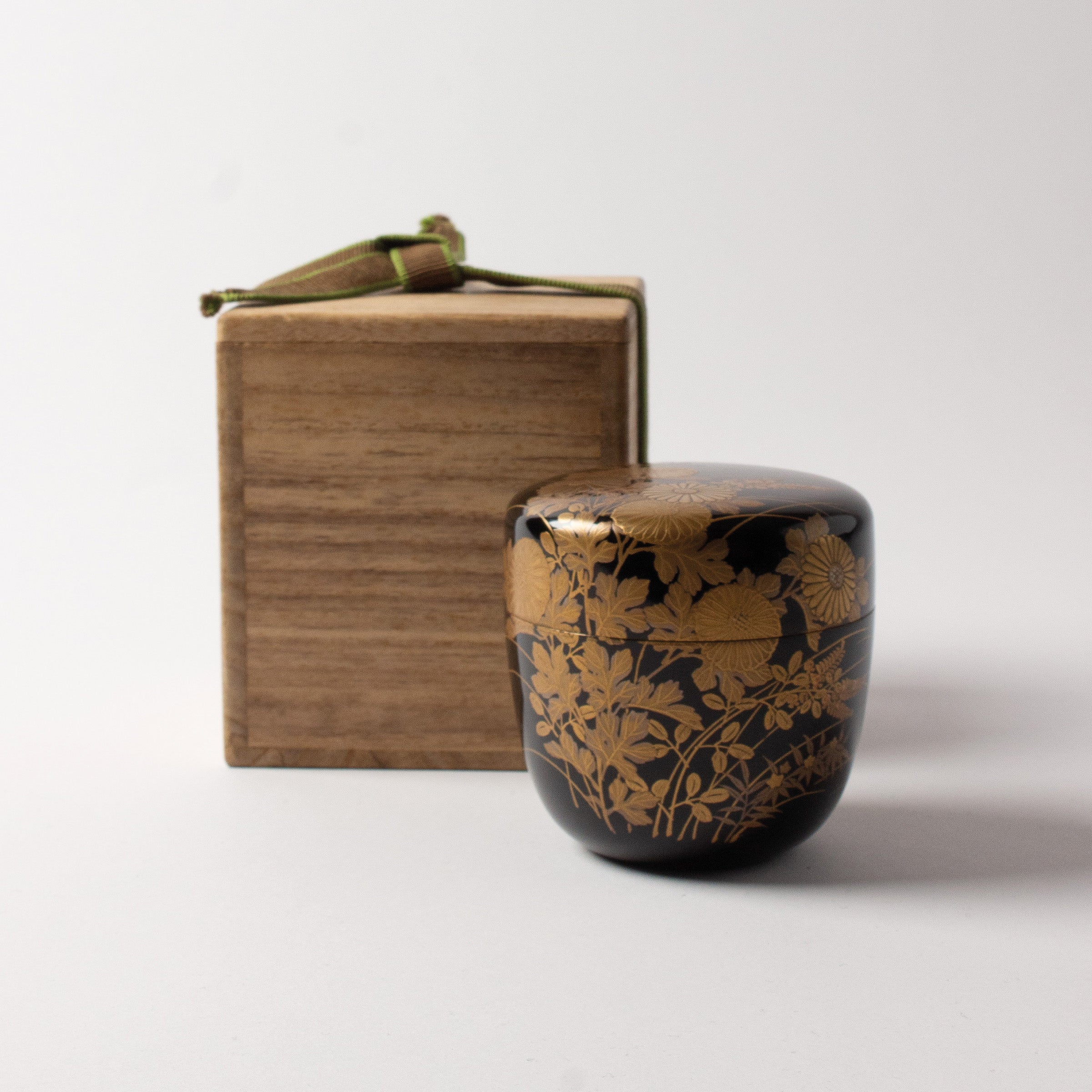 Natsume (tea caddy) lacquer and gold, kiku (chrysanthemums) and sōka (wildflowers) motif by Murata Dōkan
