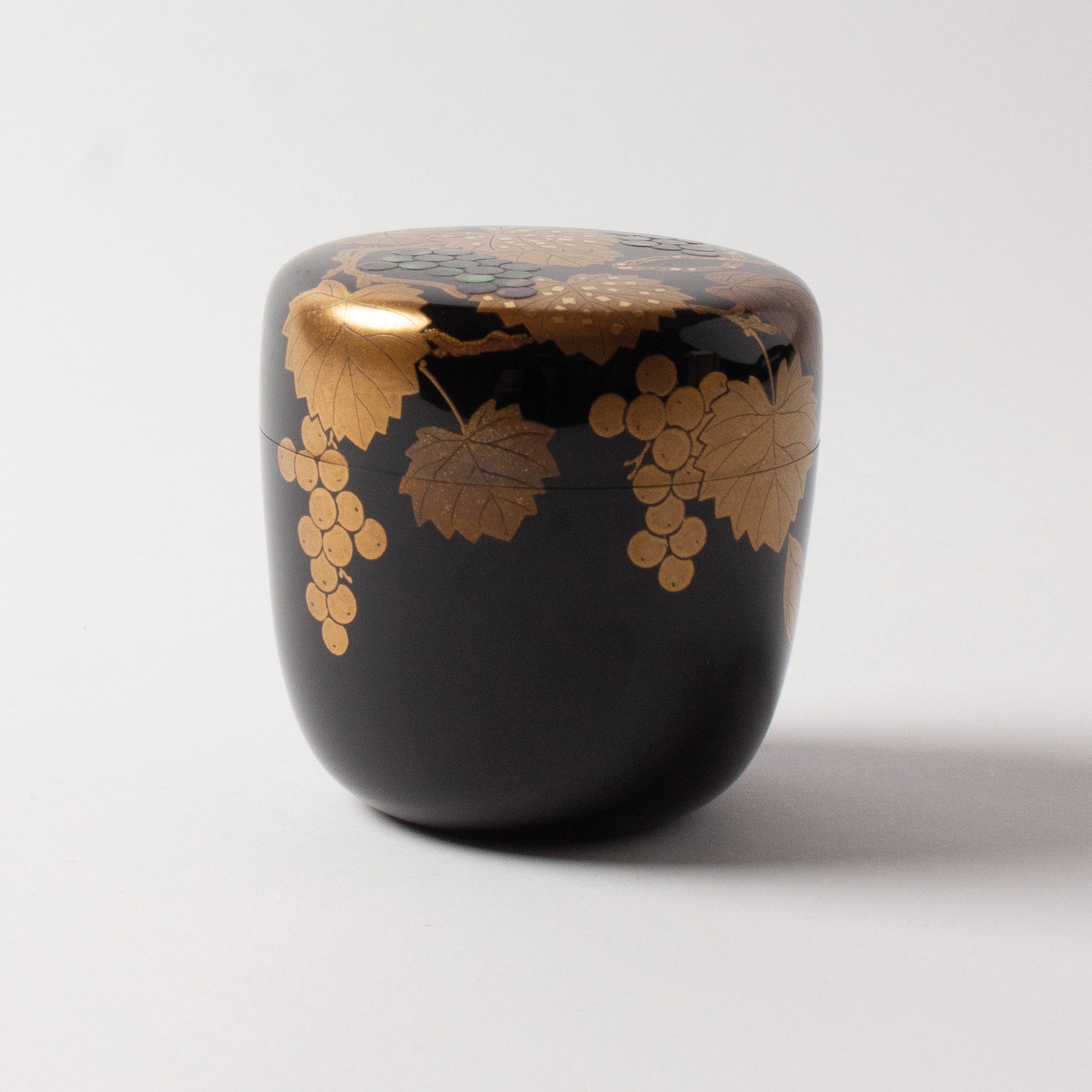 Natsume (tea caddy) lacquer and gold, budō (grape) motif by Ichigo Itchō