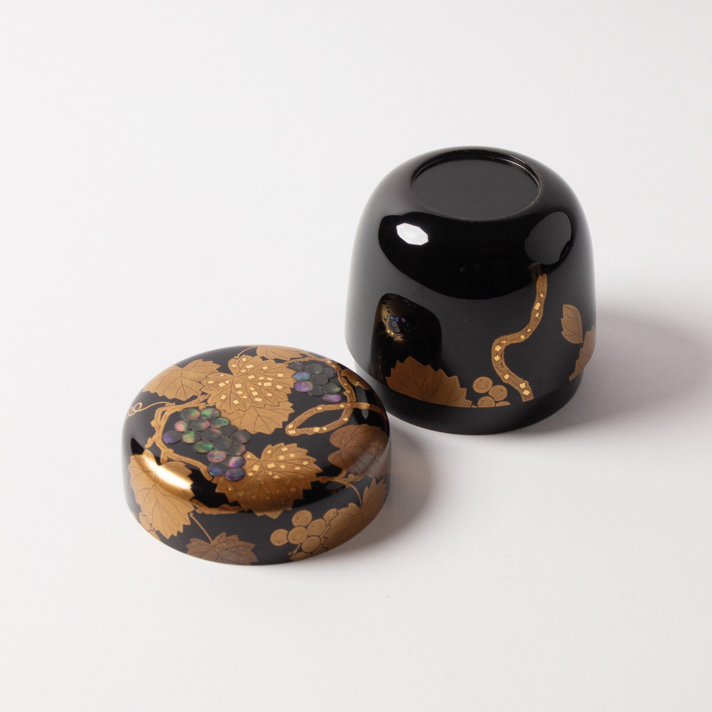 Natsume (tea caddy) lacquer and gold, budō (grape) motif by Ichigo Itchō