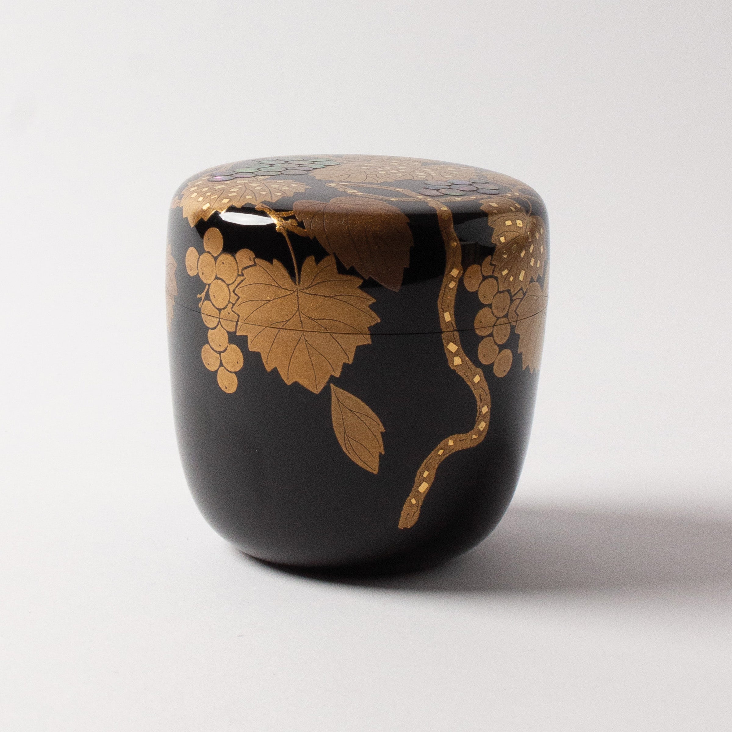 Natsume (tea caddy) lacquer and gold, budō (grape) motif by Ichigo Itchō