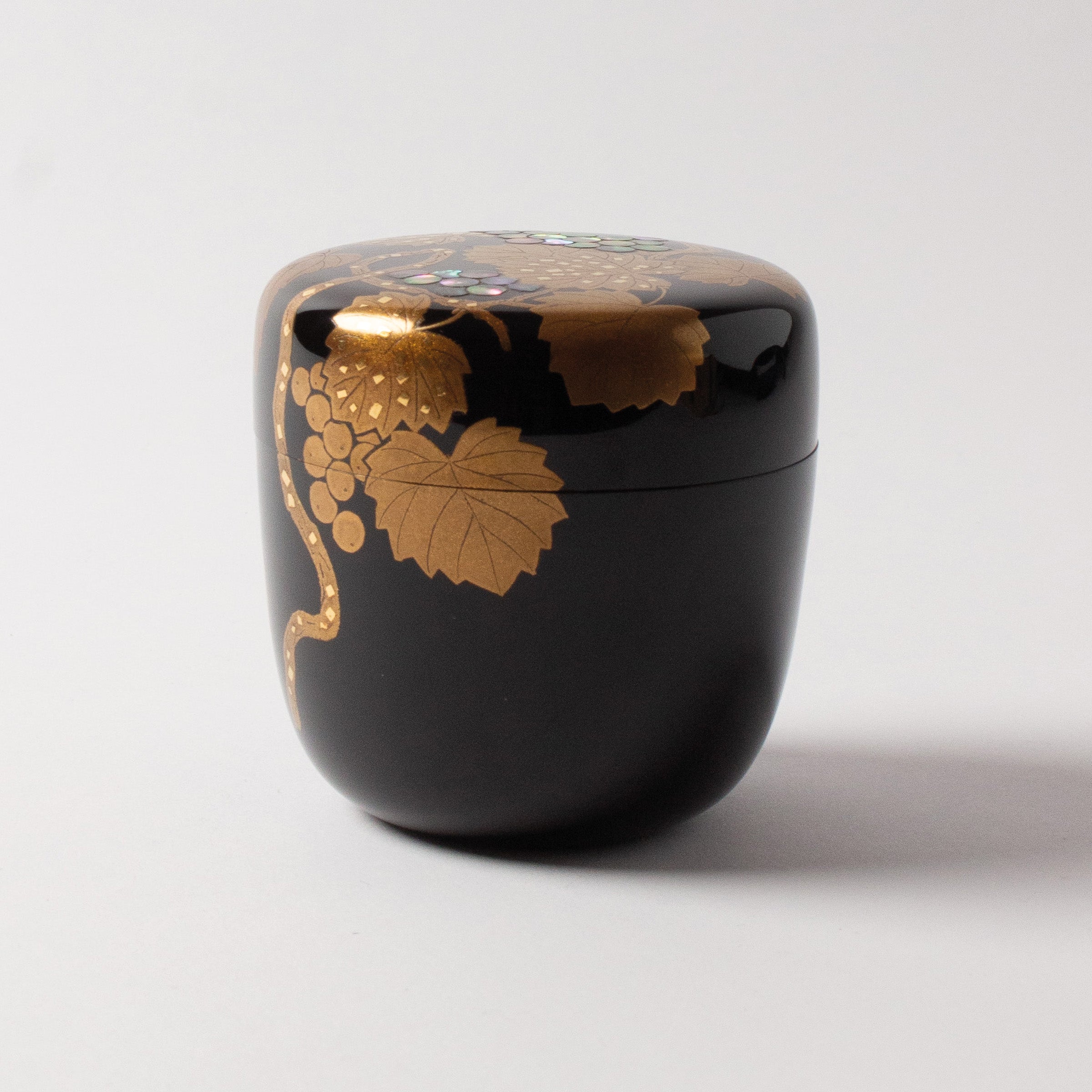 Natsume (tea caddy) lacquer and gold, budō (grape) motif by Ichigo Itchō