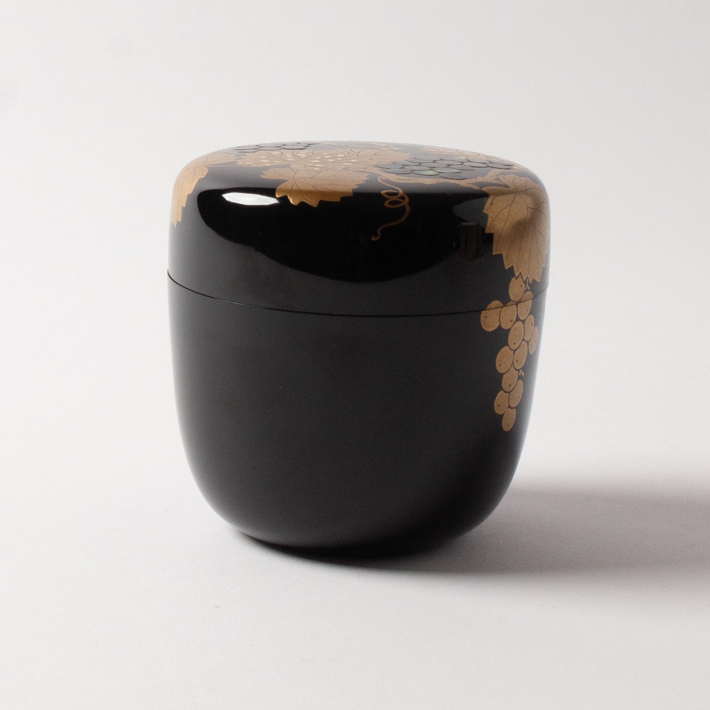 Natsume (tea caddy) lacquer and gold, budō (grape) motif by Ichigo Itchō