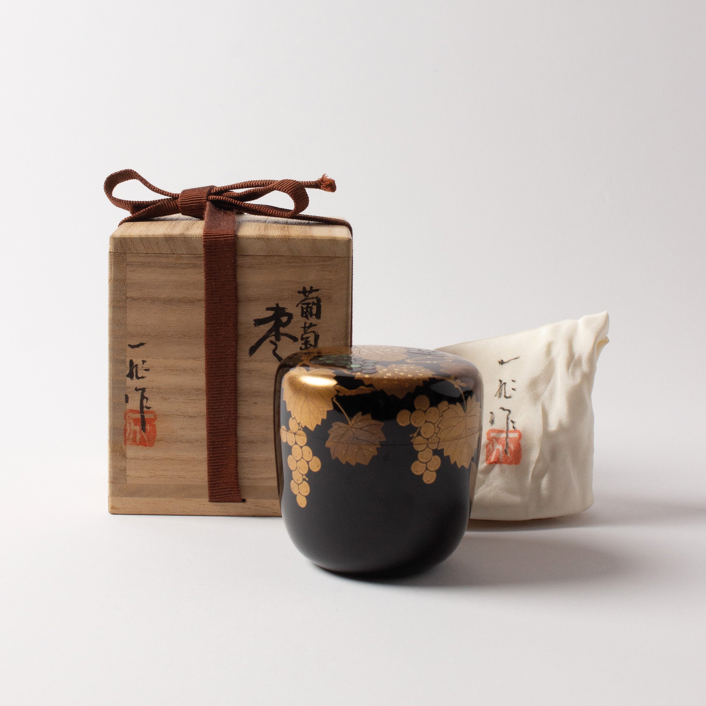 Natsume (tea caddy) lacquer and gold, budō (grape) motif by Ichigo Itchō