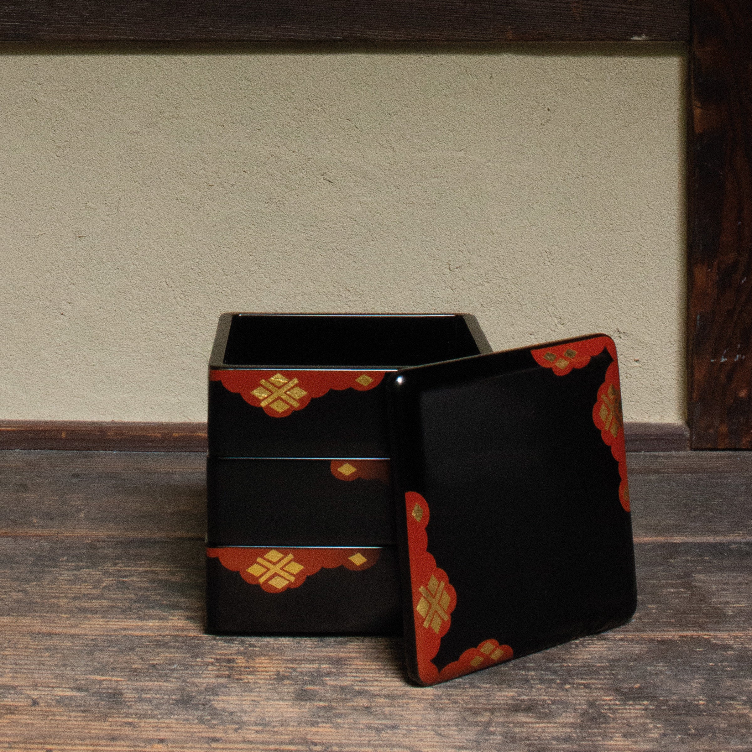 Contemporary two-tiered box (jubako) in hidehiranuri lacquer