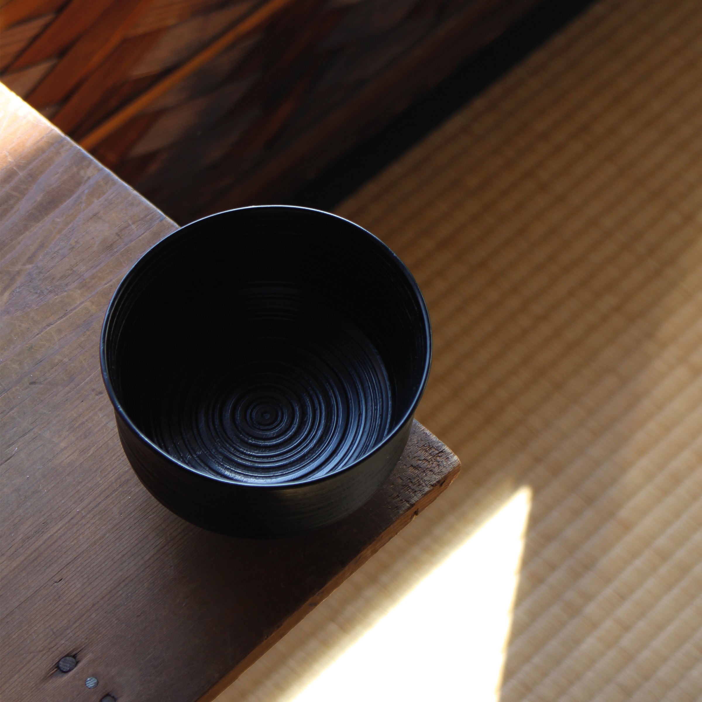 Bol en bois de châtaignier et laque urushi noire, décor itosuji
