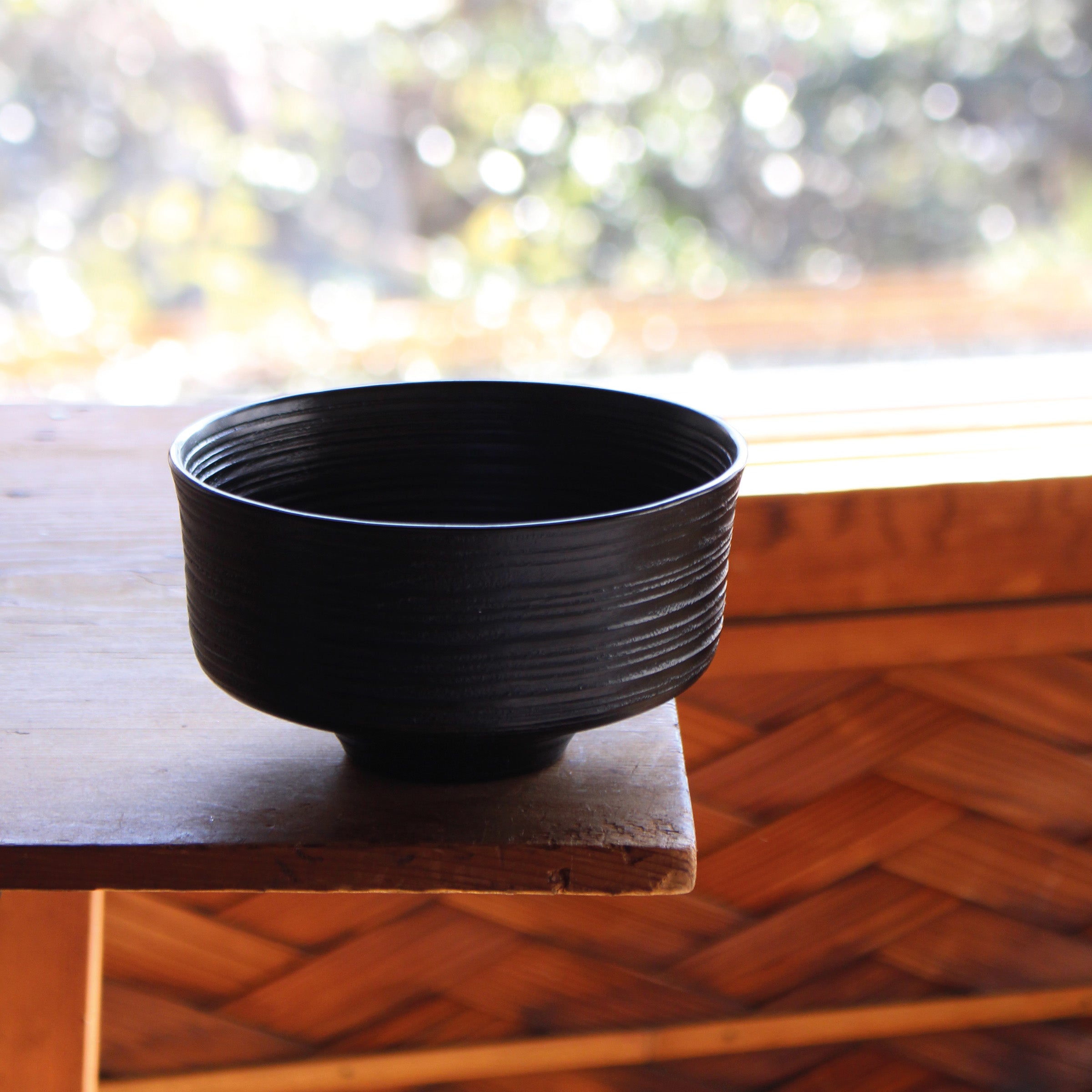 Bol en bois de châtaignier et laque urushi noire, décor itosuji
