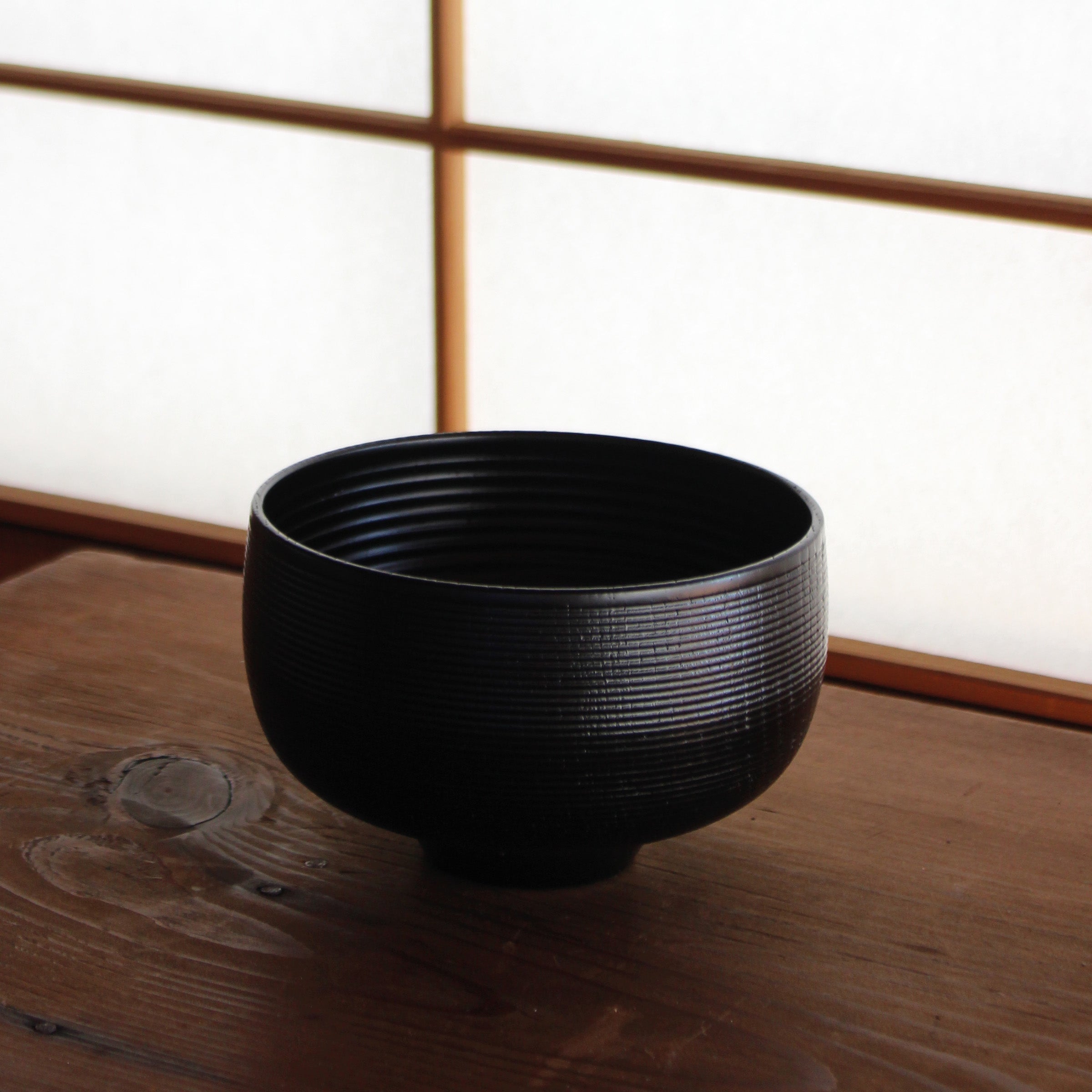 Bol en bois de zelkova et laque urushi noire, décor itosuji