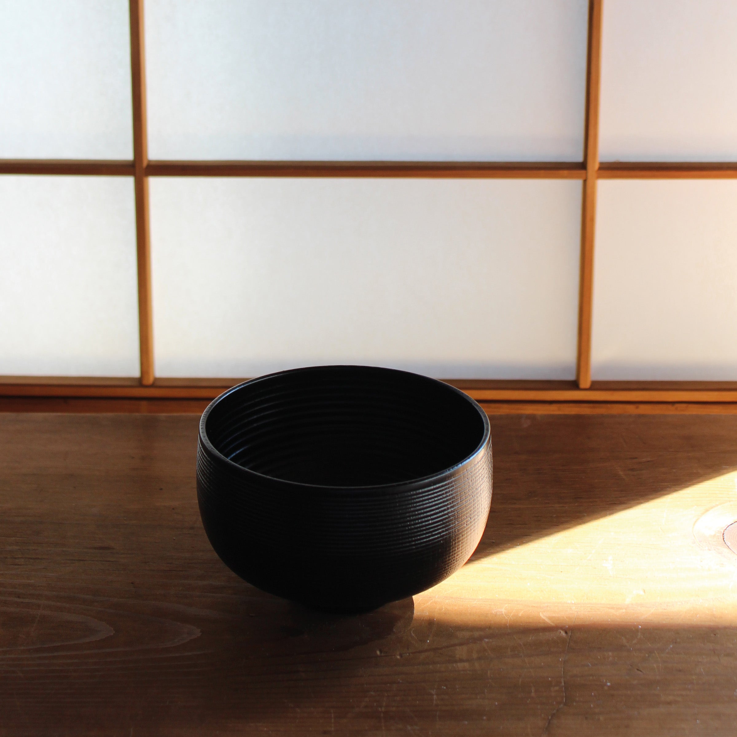 Bol en bois de zelkova et laque urushi noire, décor itosuji