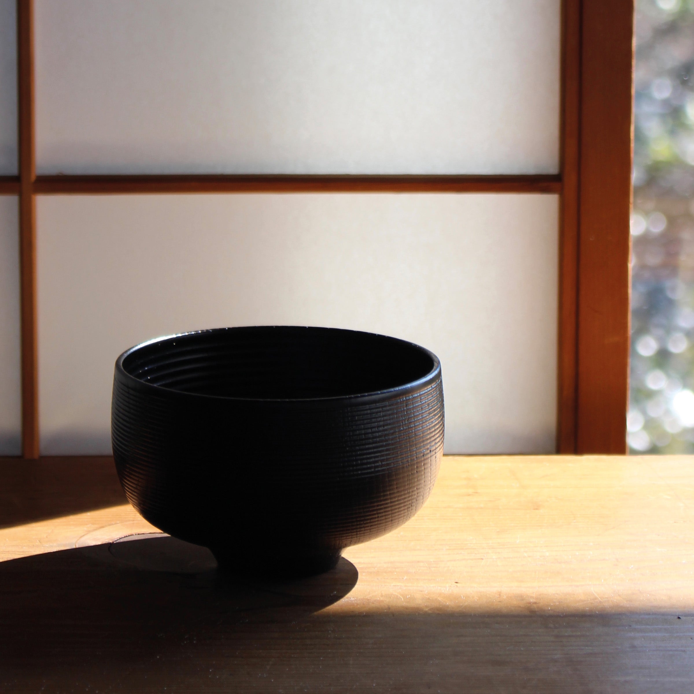 Bol en bois de zelkova et laque urushi noire, décor itosuji