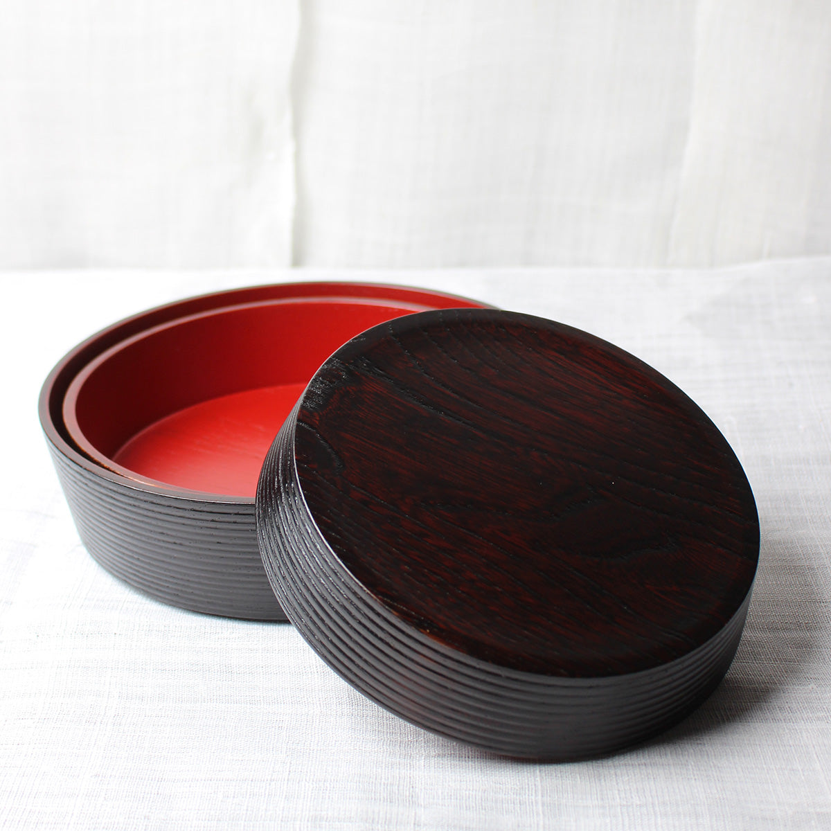Set de 3 assiettes japonaises bois, laque urushi noire et rouge