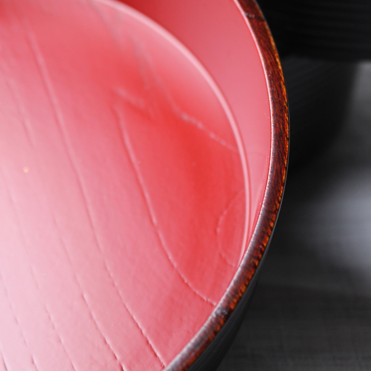 Set de 3 assiettes japonaises bois, laque urushi noire et rouge