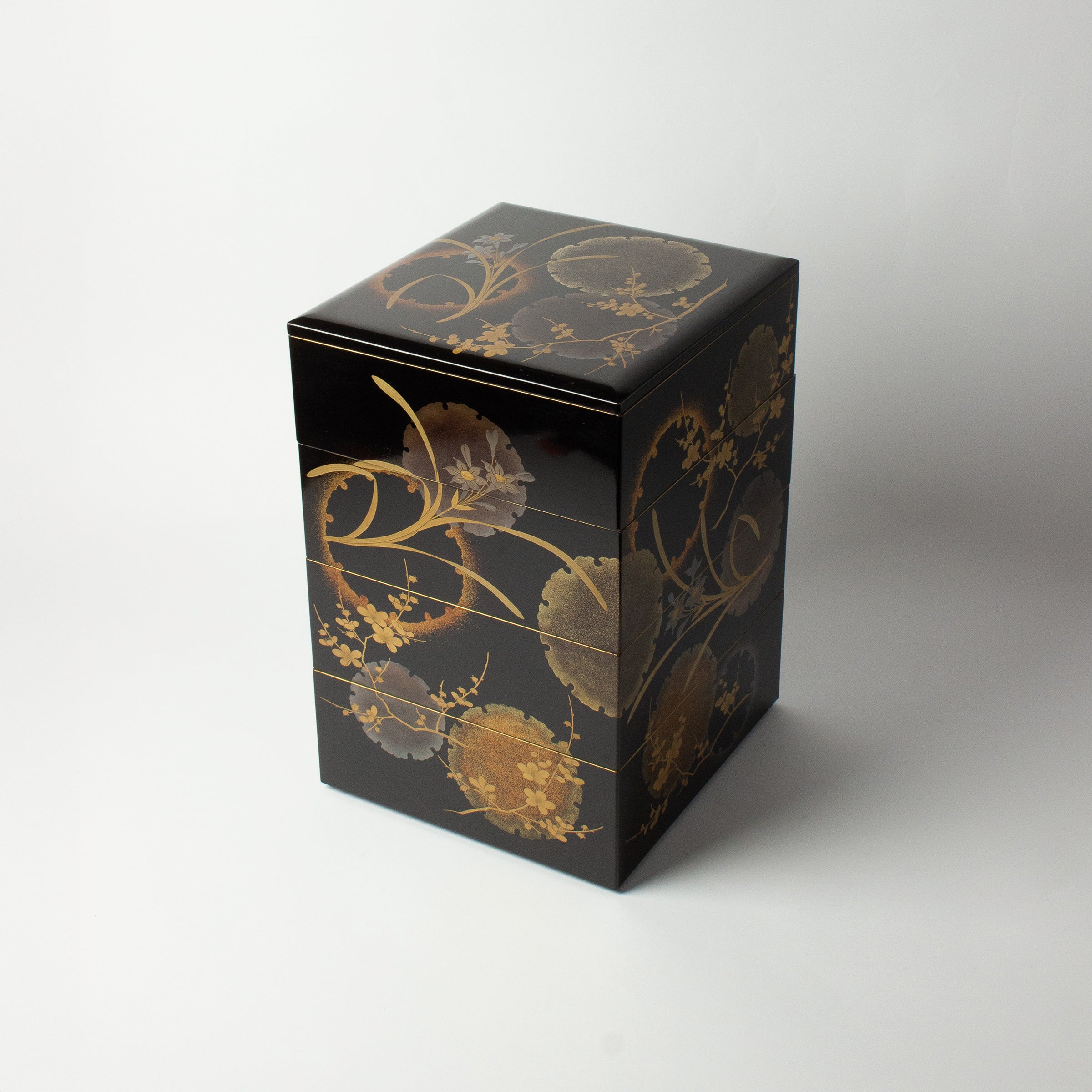 Jūbako (boîte à étages) en laque et or motifs seppen (flocons de neige) et ume (fleurs de prunier)