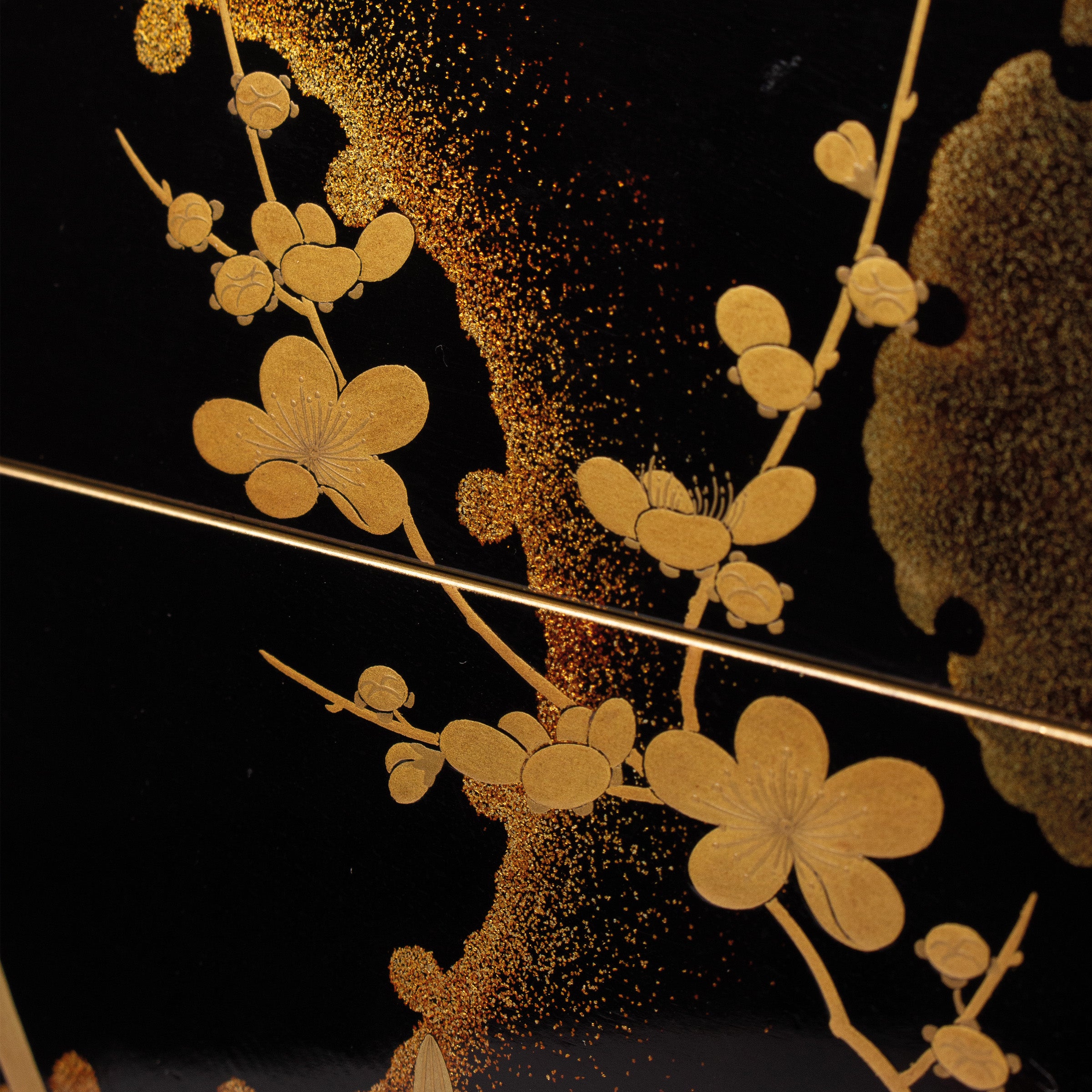 Jūbako (boîte à étages) en laque et or motifs seppen (flocons de neige) et ume (fleurs de prunier)