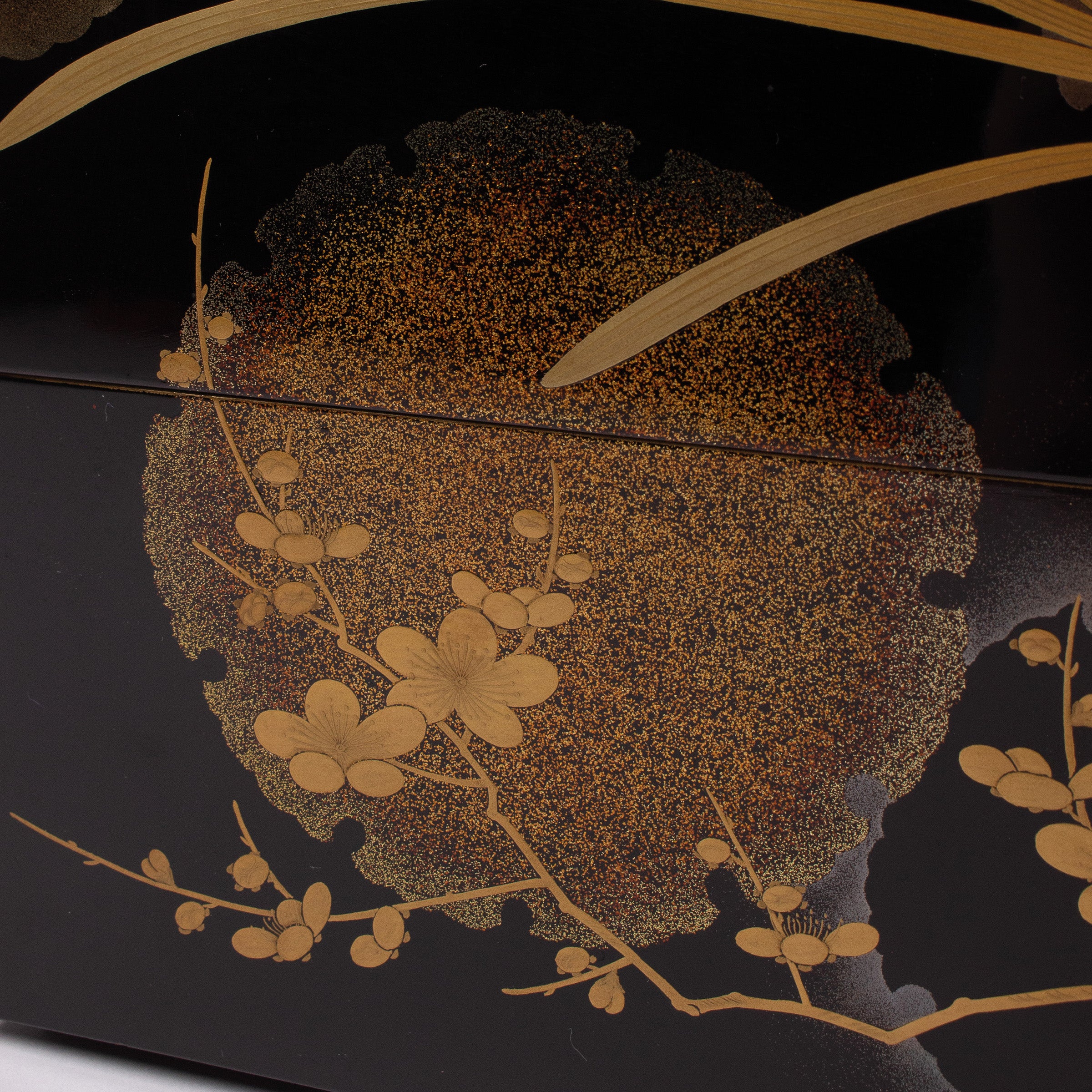 Jūbako (boîte à étages) en laque et or motifs seppen (flocons de neige) et ume (fleurs de prunier)