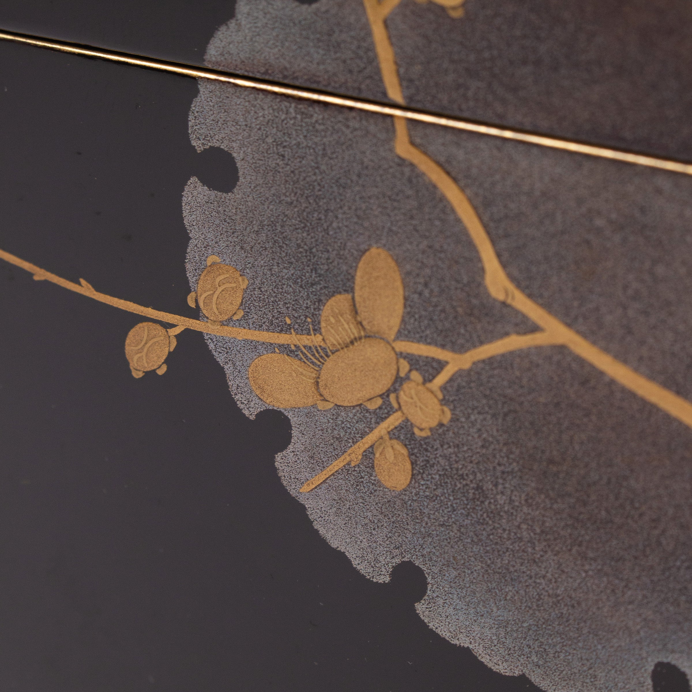 Jūbako (boîte à étages) en laque et or motifs seppen (flocons de neige) et ume (fleurs de prunier)