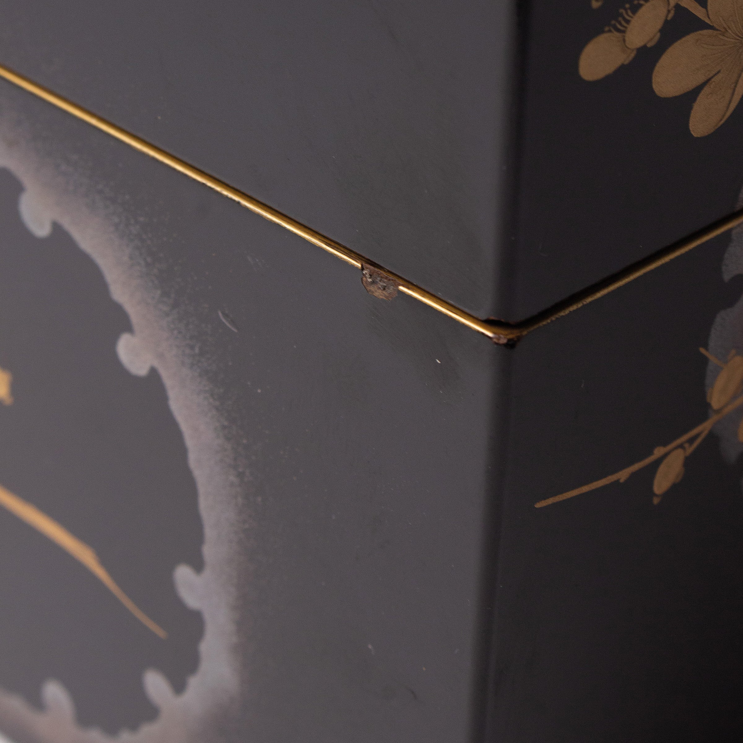 Jūbako (boîte à étages) en laque et or motifs seppen (flocons de neige) et ume (fleurs de prunier)