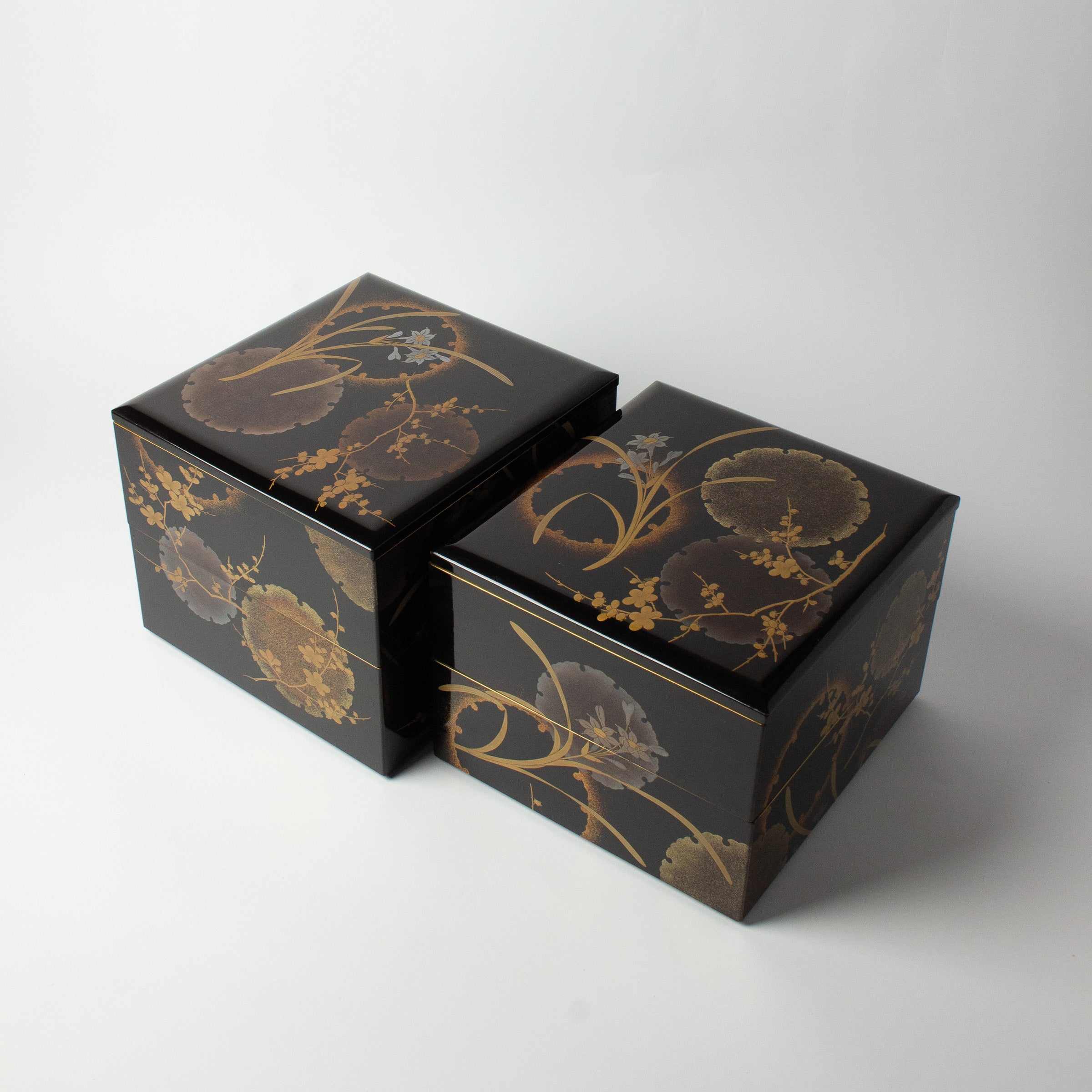 Jūbako (boîte à étages) en laque et or motifs seppen (flocons de neige) et ume (fleurs de prunier)