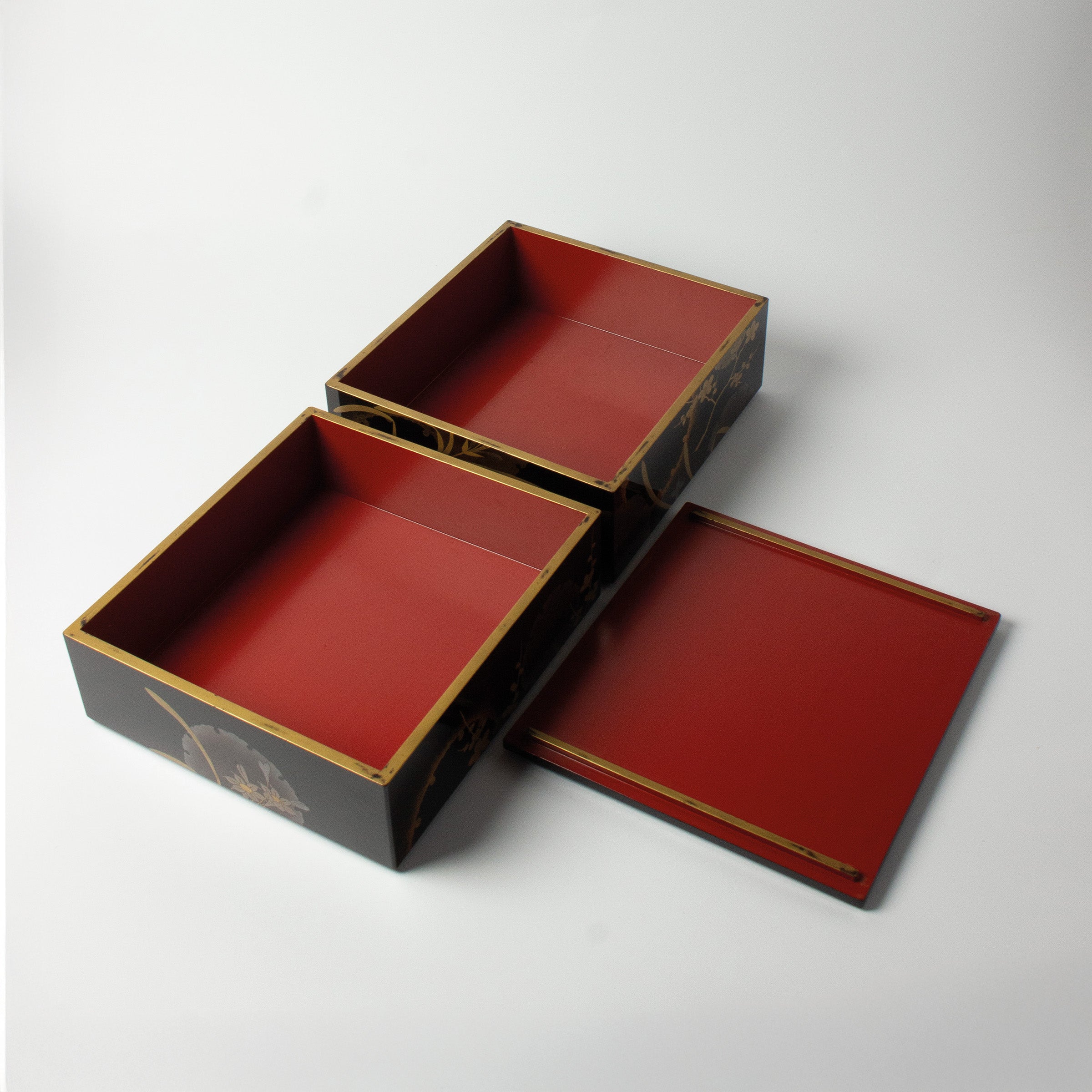 Jūbako (boîte à étages) en laque et or motifs seppen (flocons de neige) et ume (fleurs de prunier)