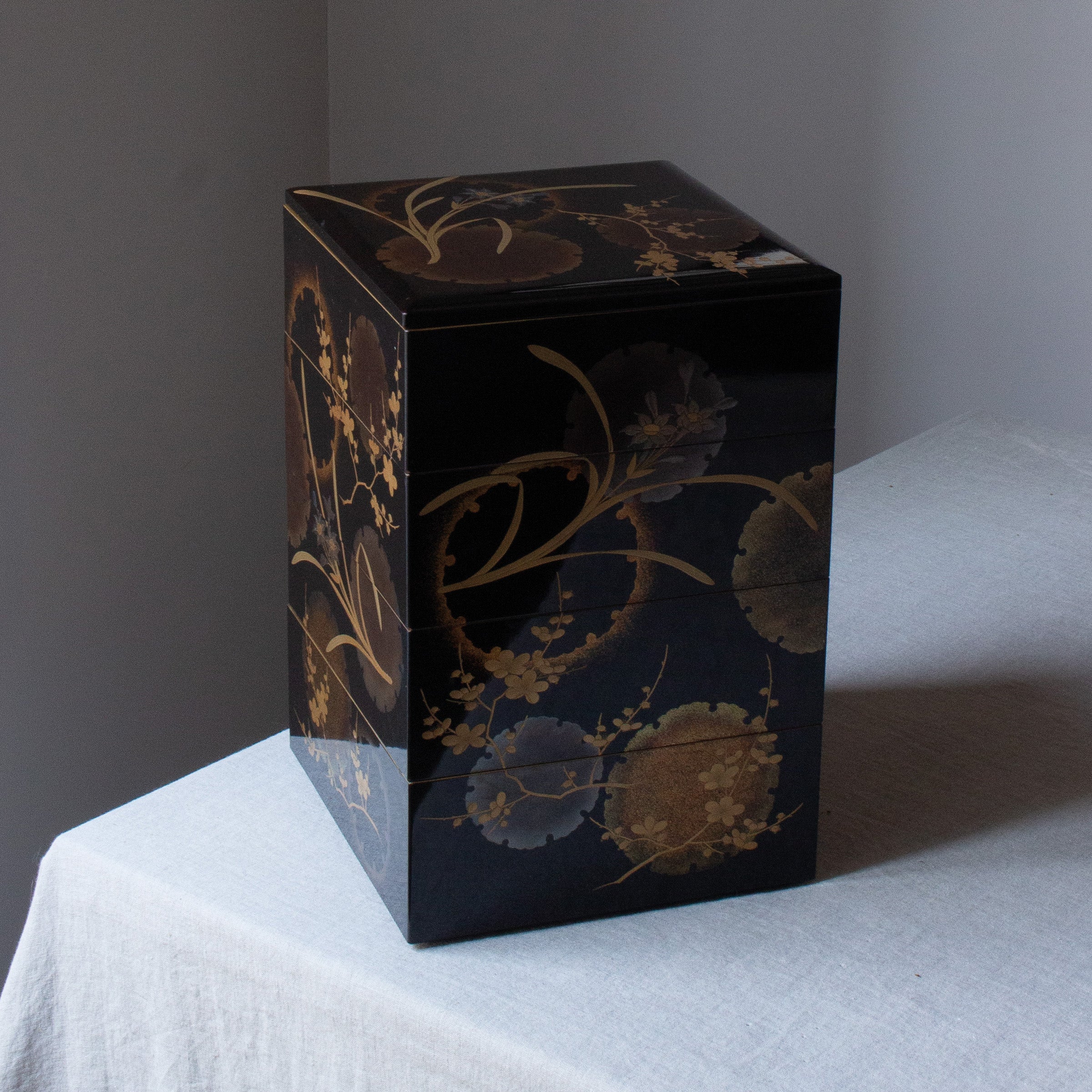 Jūbako (boîte à étages) en laque et or motifs seppen (flocons de neige) et ume (fleurs de prunier)