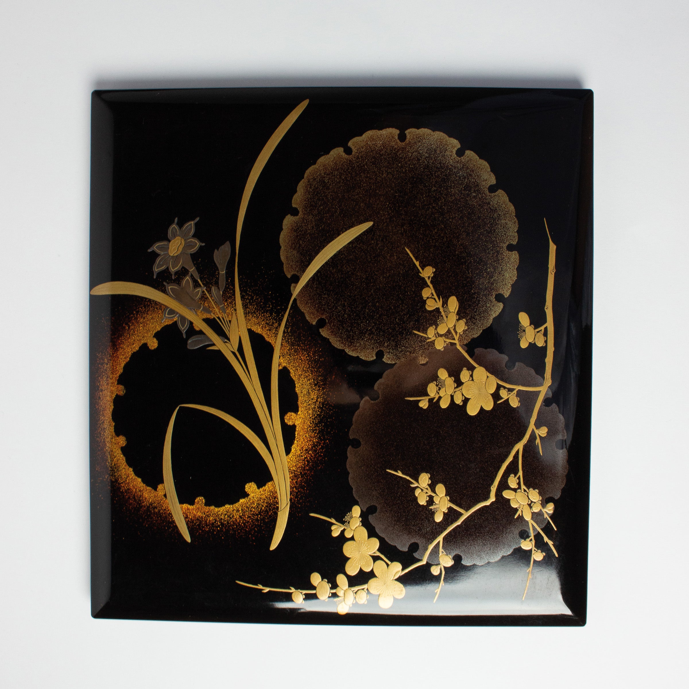 Jūbako (boîte à étages) en laque et or motifs seppen (flocons de neige) et ume (fleurs de prunier)