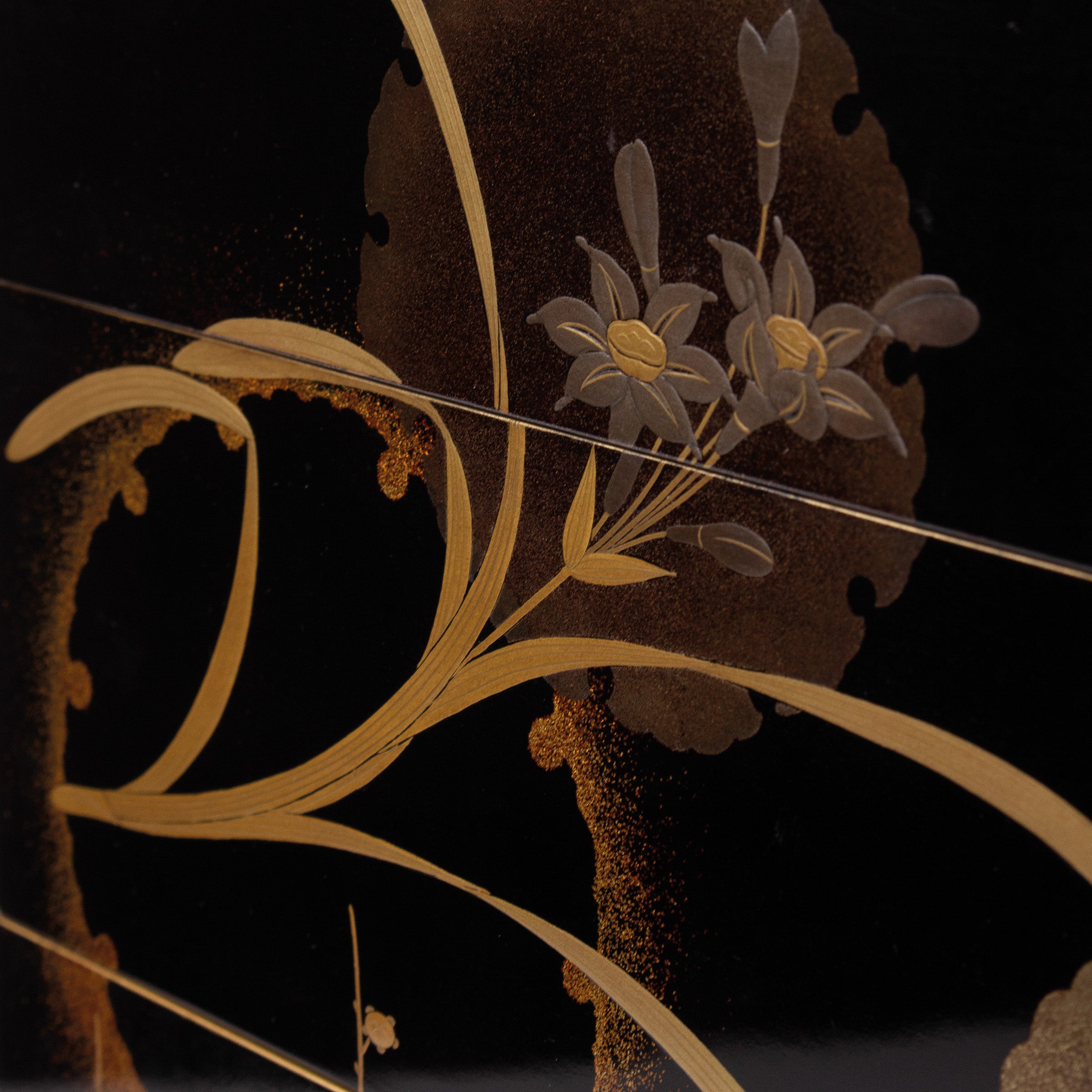 Jūbako (boîte à étages) en laque et or motifs seppen (flocons de neige) et ume (fleurs de prunier)