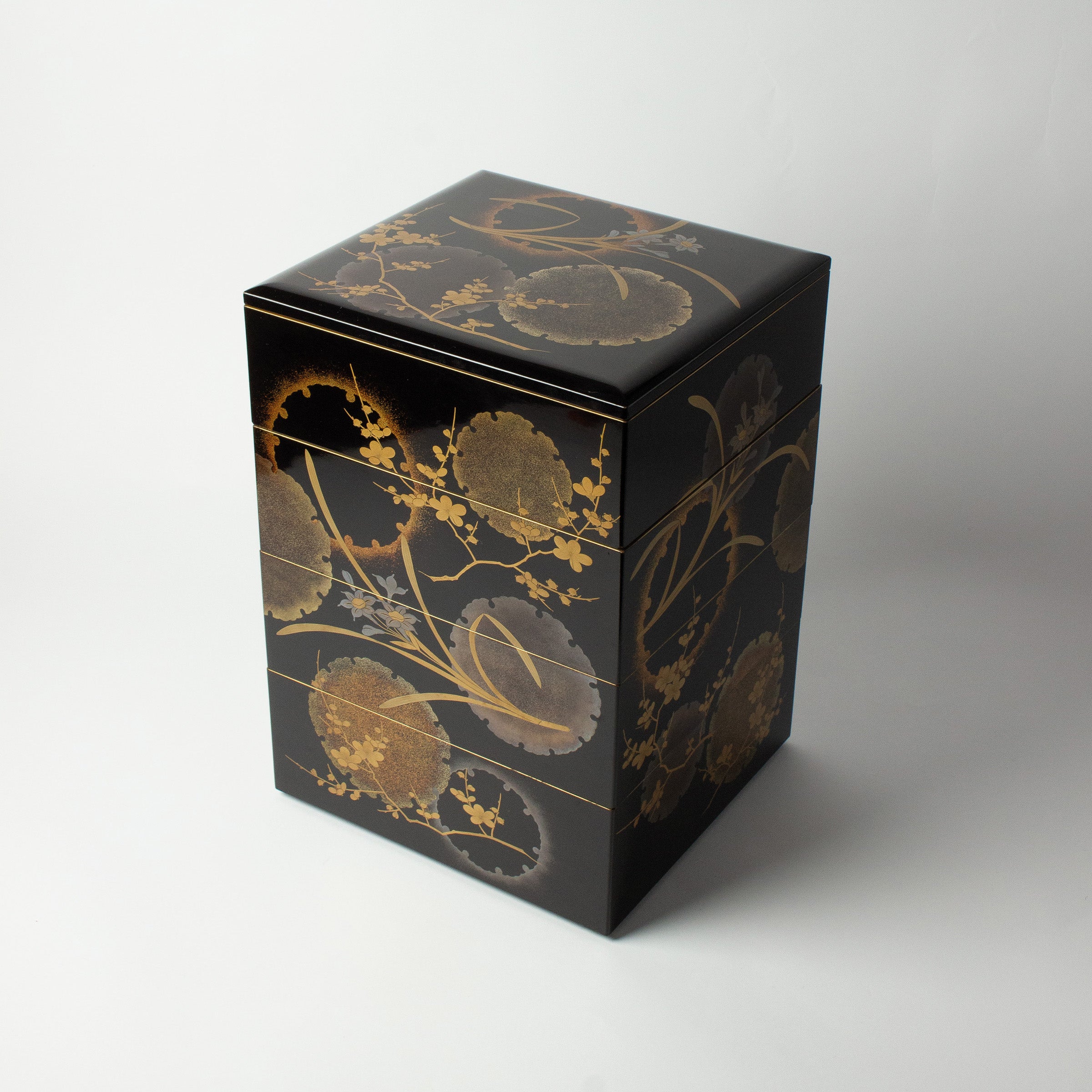 Jūbako (boîte à étages) en laque et or motifs seppen (flocons de neige) et ume (fleurs de prunier)