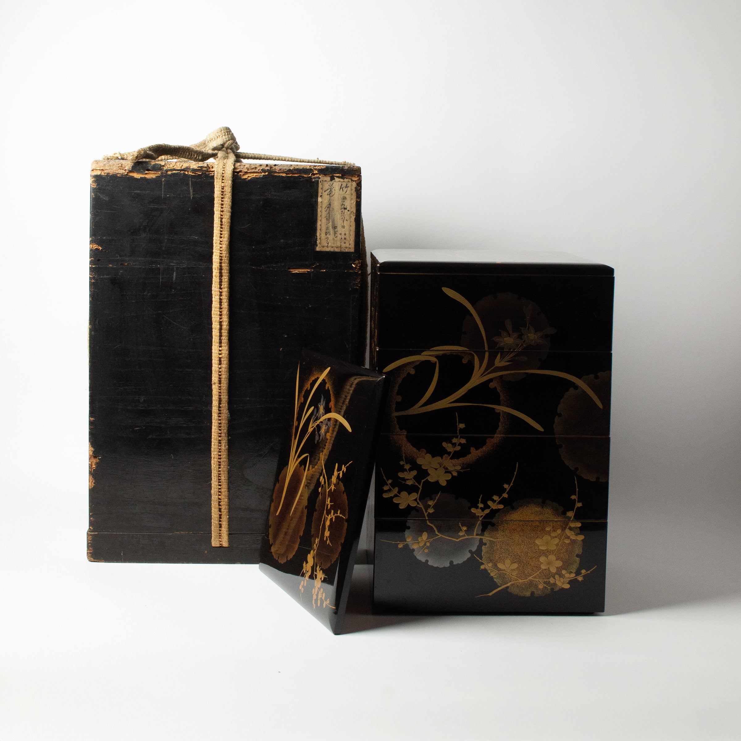 Jūbako (boîte à étages) en laque et or motifs seppen (flocons de neige) et ume (fleurs de prunier)
