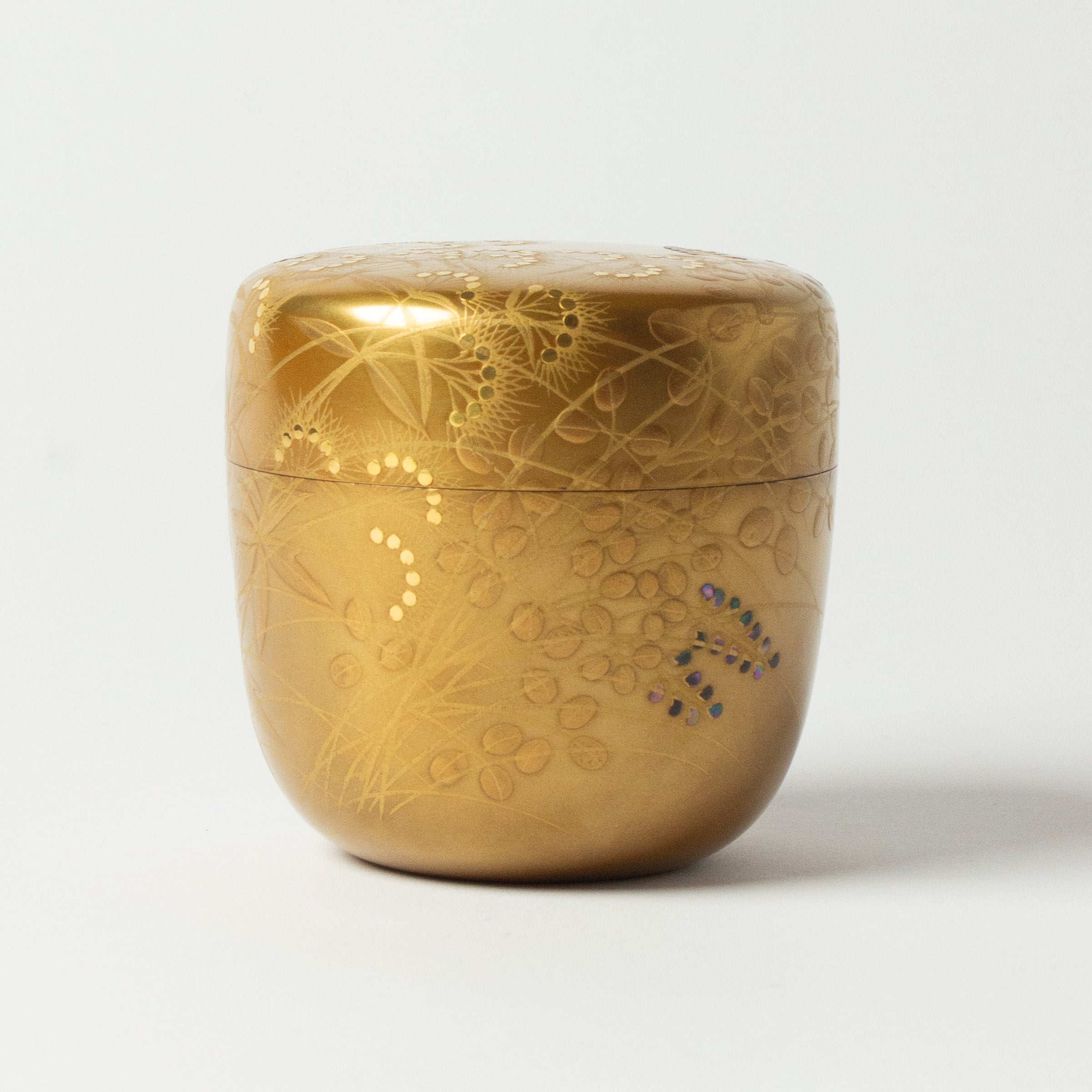 Natsume (boîte à thé) laque et or, motif akikusa (herbes d'automne) de Eiji Nishizuka