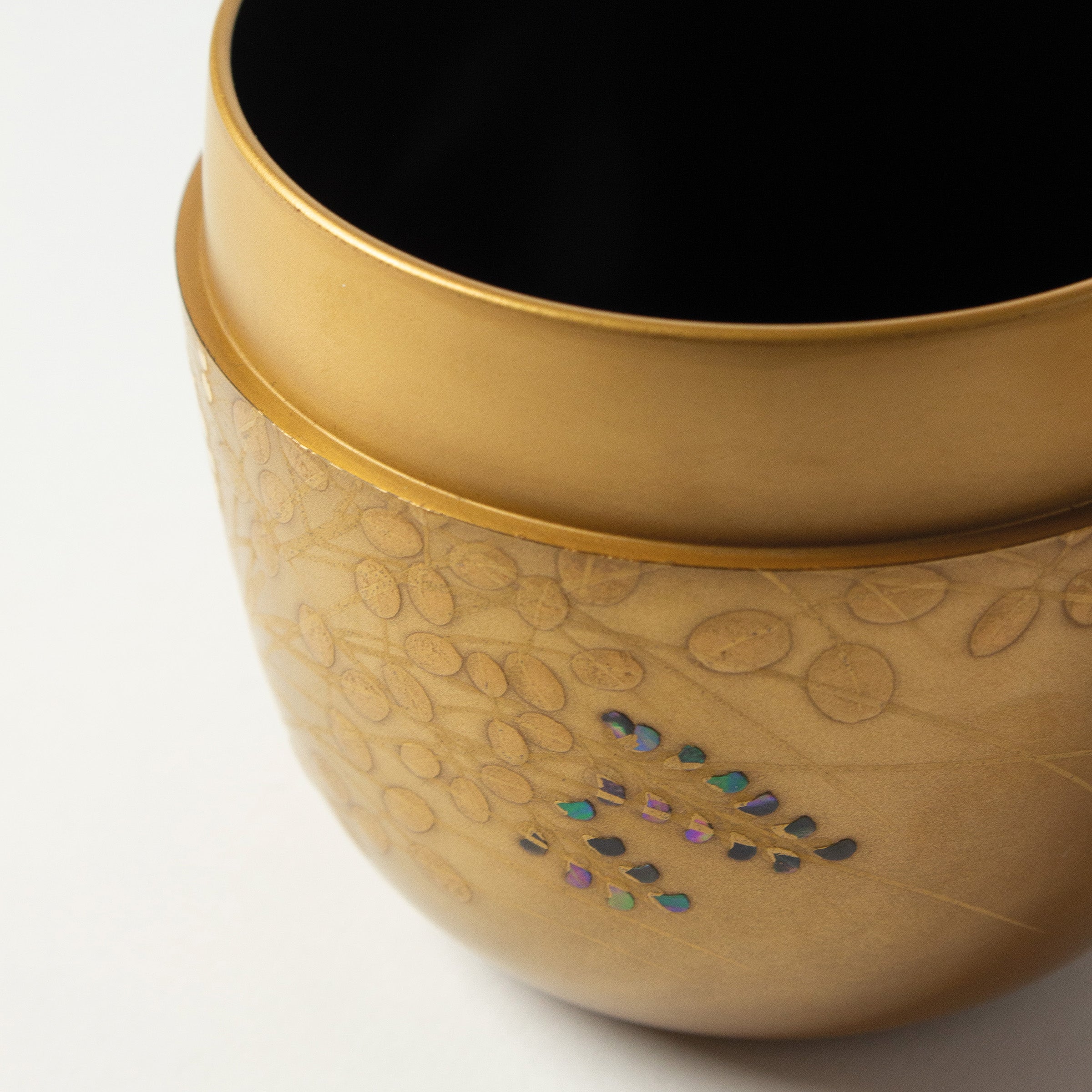 Natsume (boîte à thé) laque et or, motif akikusa (herbes d'automne) de Eiji Nishizuka