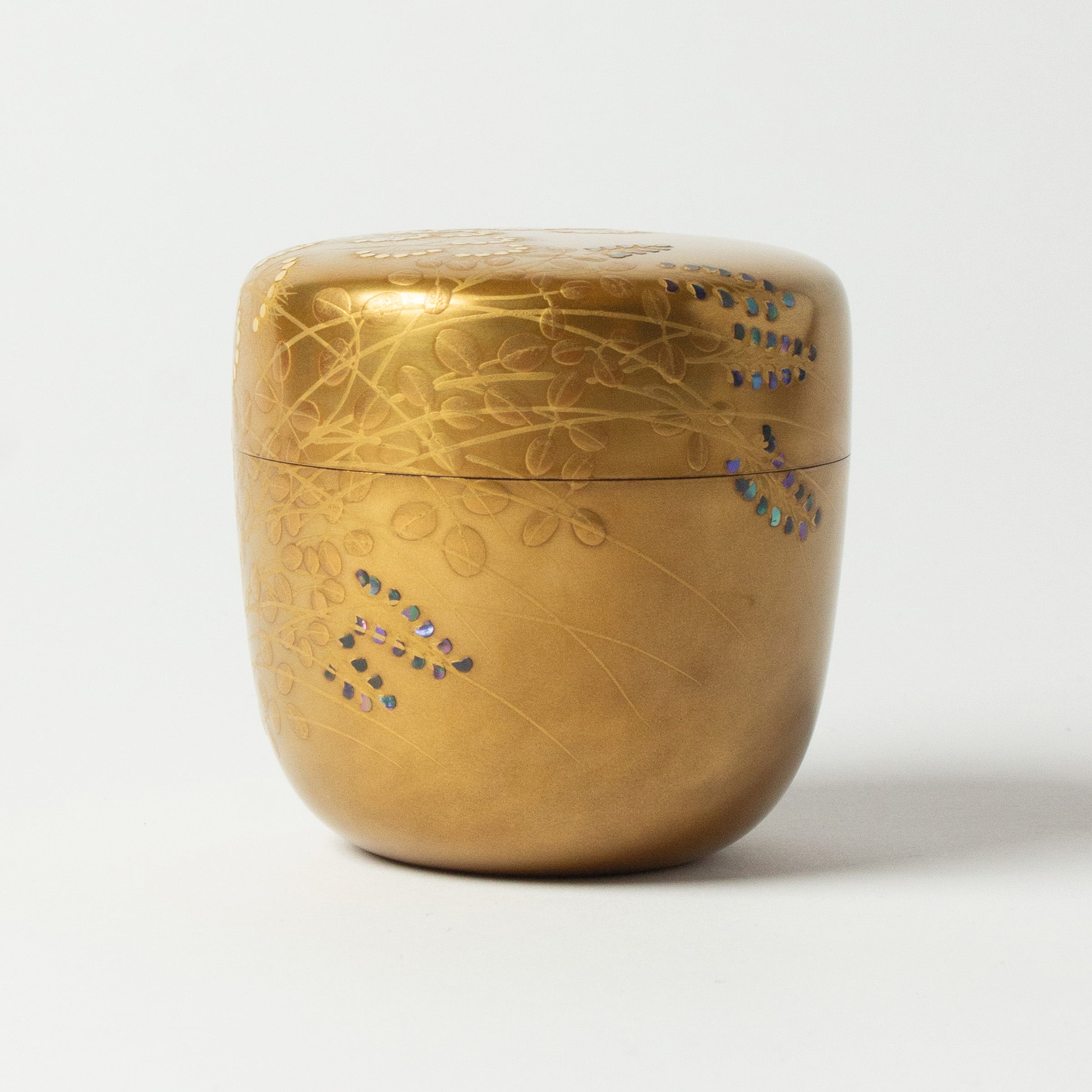 Natsume (boîte à thé) laque et or, motif akikusa (herbes d'automne) de Eiji Nishizuka