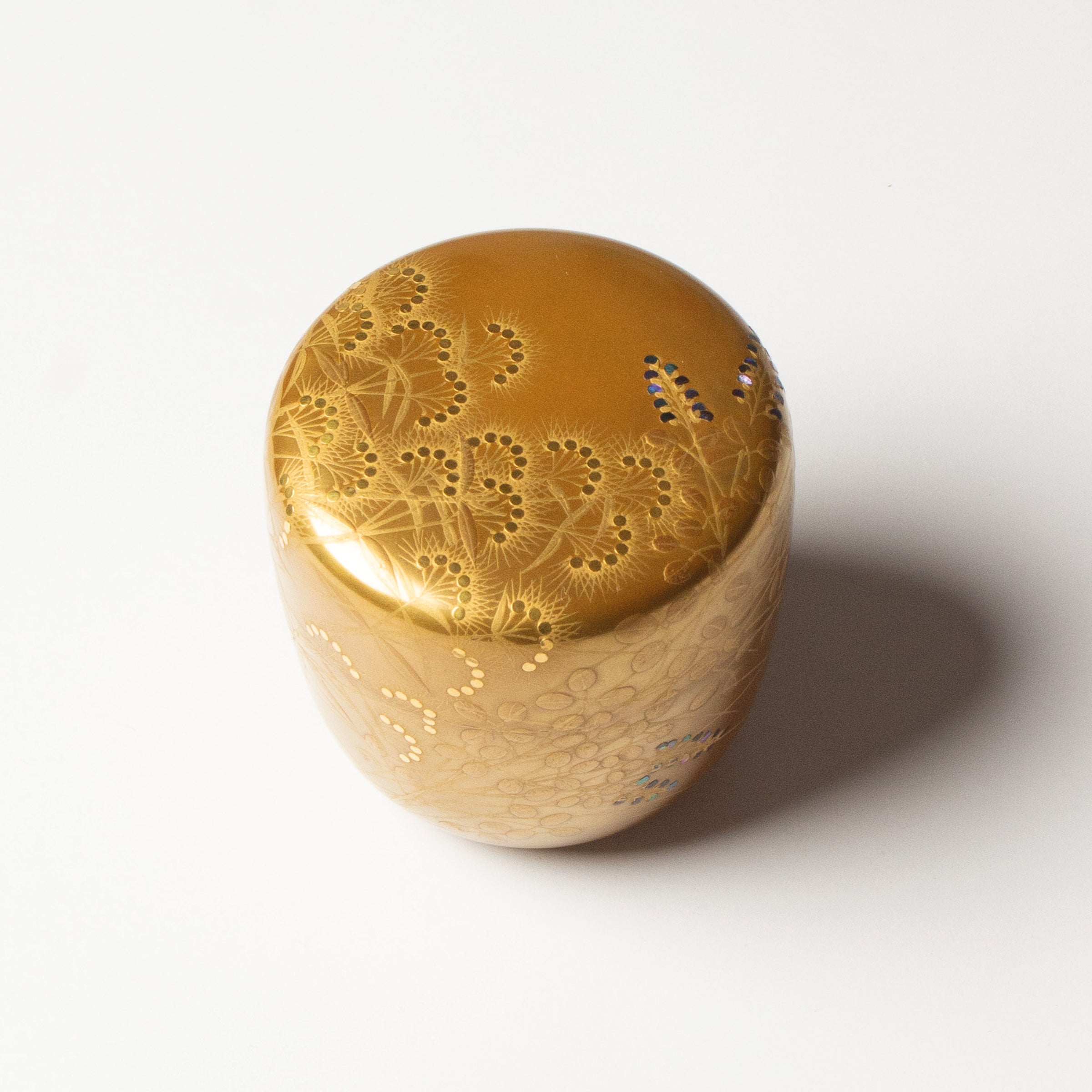 Natsume (boîte à thé) laque et or, motif akikusa (herbes d'automne) de Eiji Nishizuka