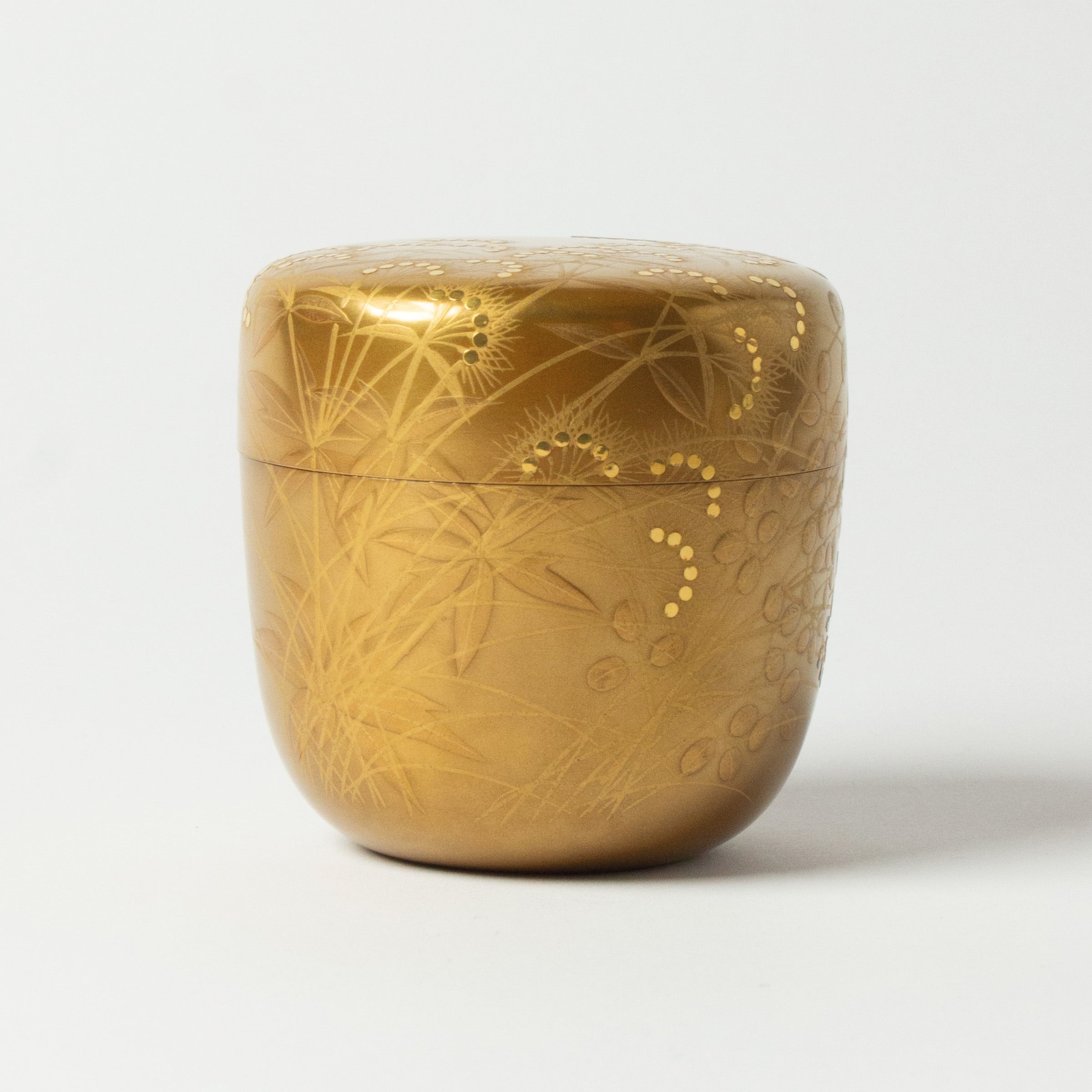 Natsume (boîte à thé) laque et or, motif akikusa (herbes d'automne) de Eiji Nishizuka