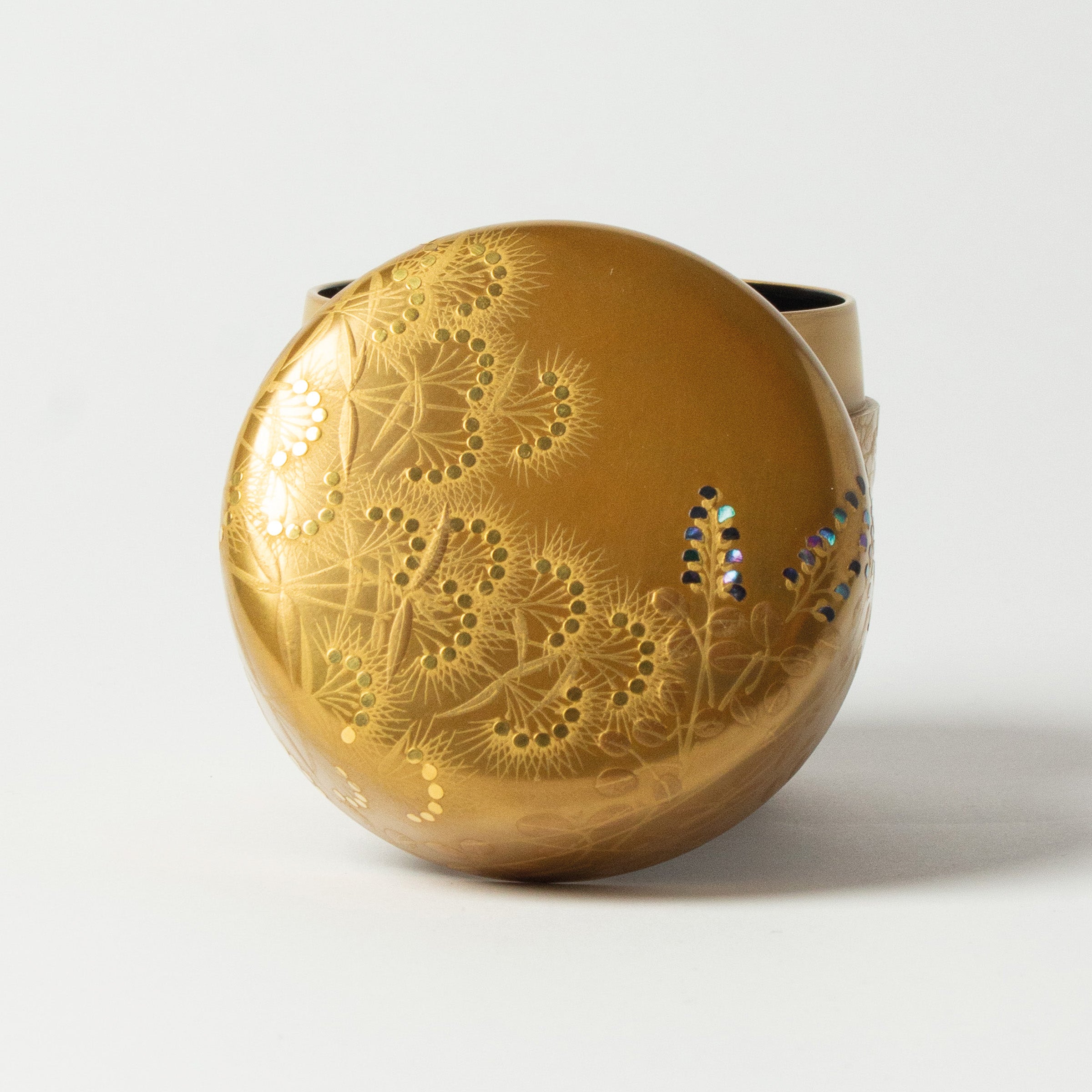 Natsume (boîte à thé) laque et or, motif akikusa (herbes d'automne) de Eiji Nishizuka