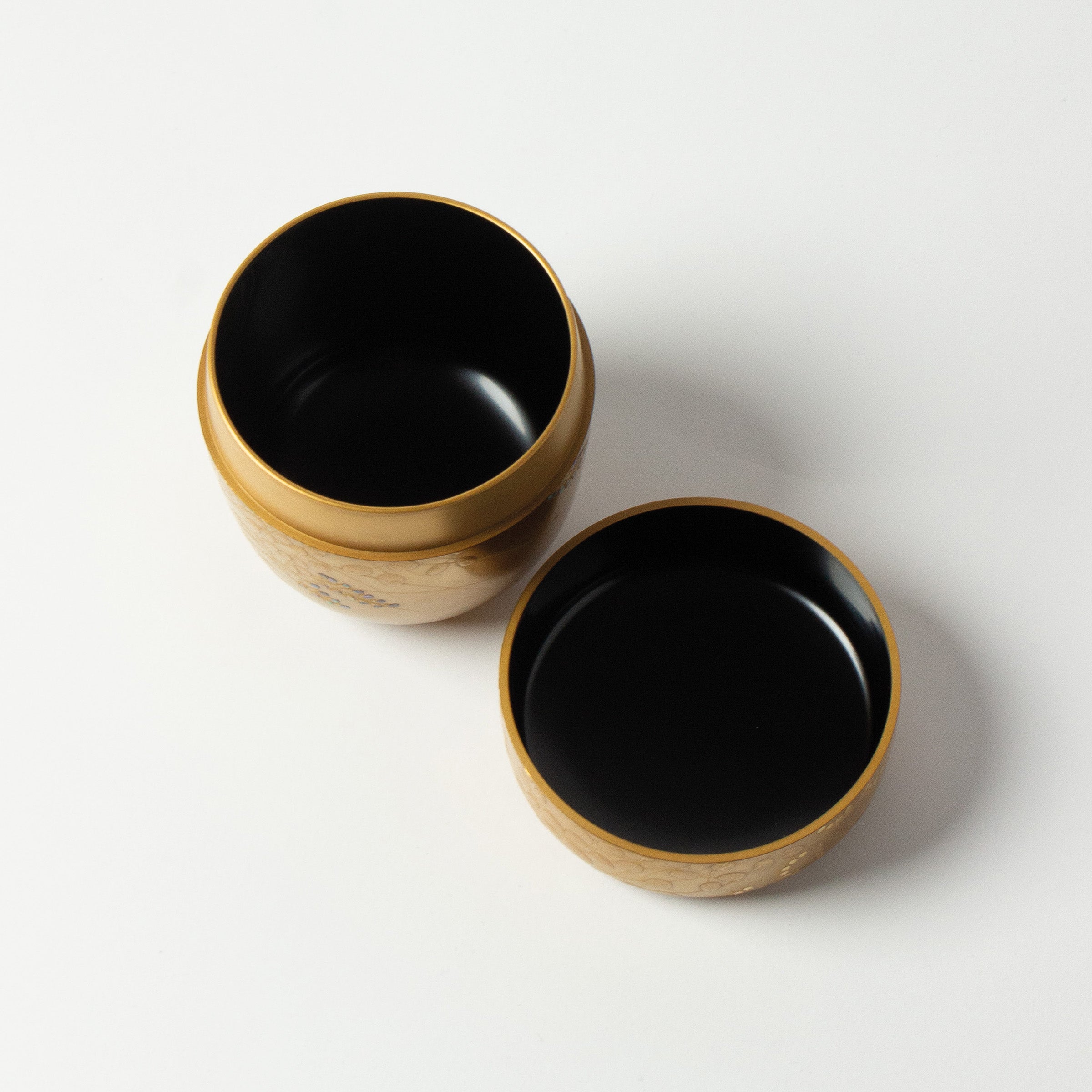 Natsume (boîte à thé) laque et or, motif akikusa (herbes d'automne) de Eiji Nishizuka