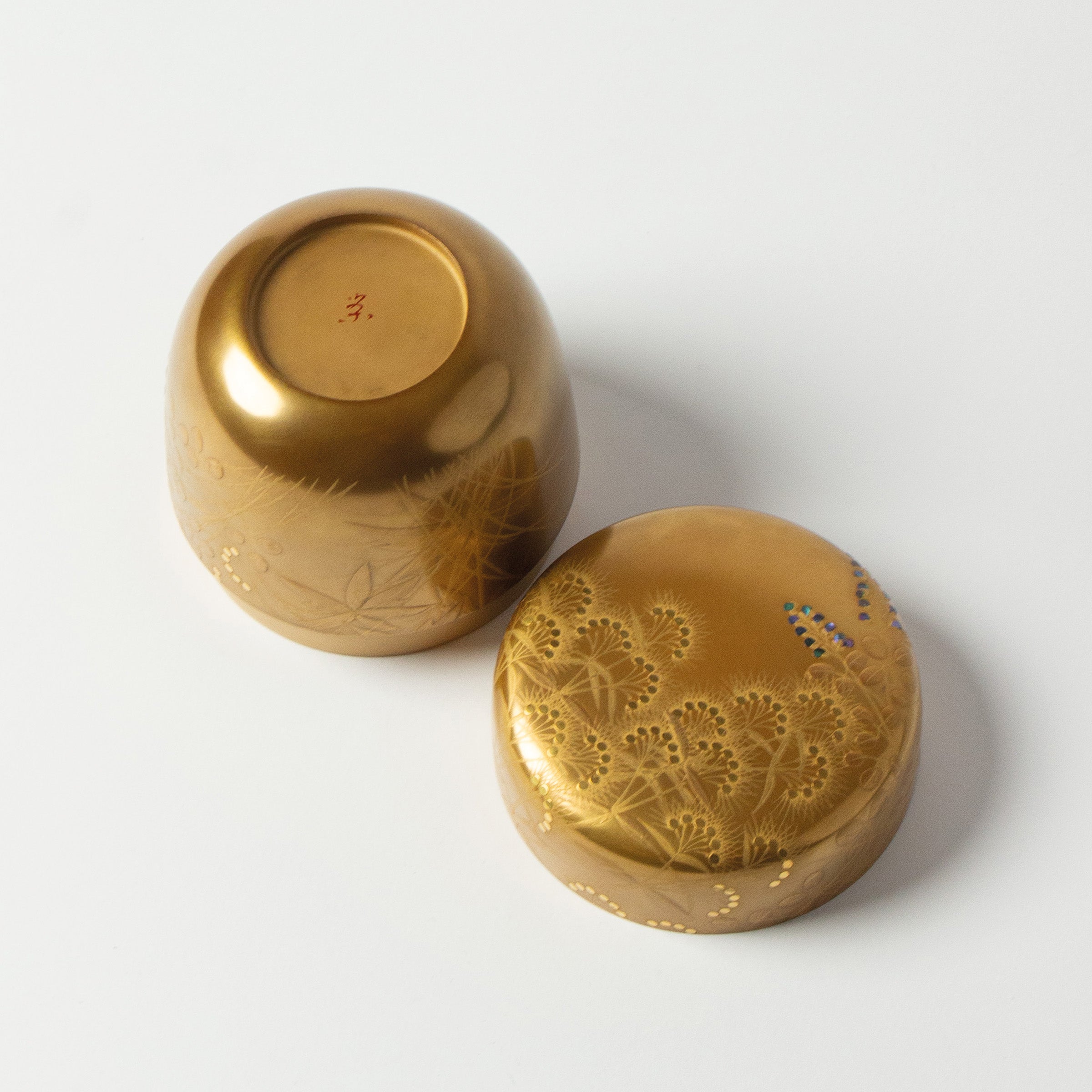 Natsume (boîte à thé) laque et or, motif akikusa (herbes d'automne) de Eiji Nishizuka