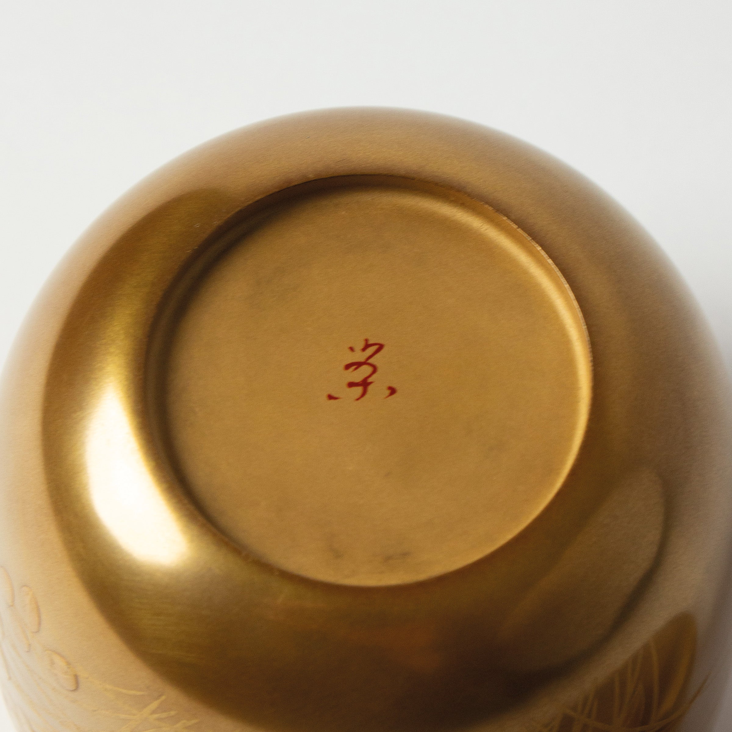 Natsume (boîte à thé) laque et or, motif akikusa (herbes d'automne) de Eiji Nishizuka