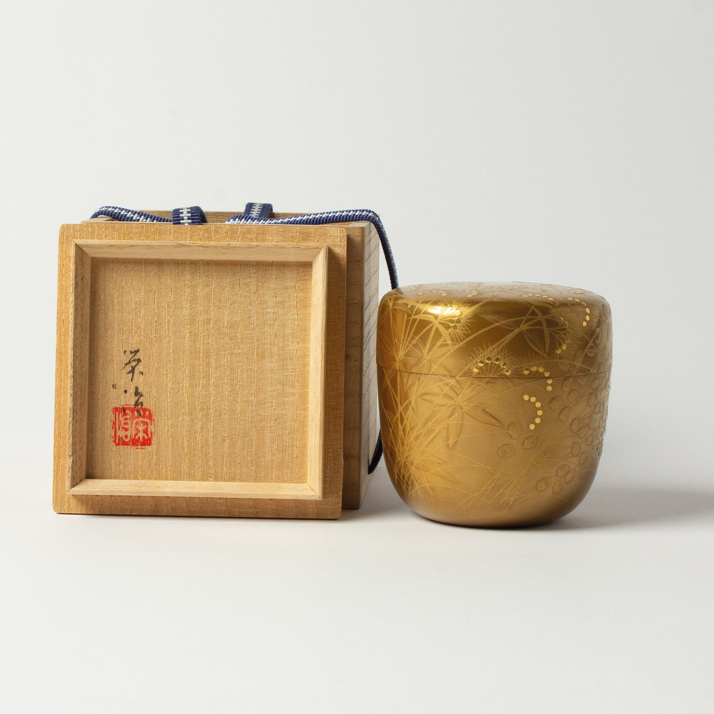 Natsume (boîte à thé) laque et or, motif akikusa (herbes d'automne) de Eiji Nishizuka