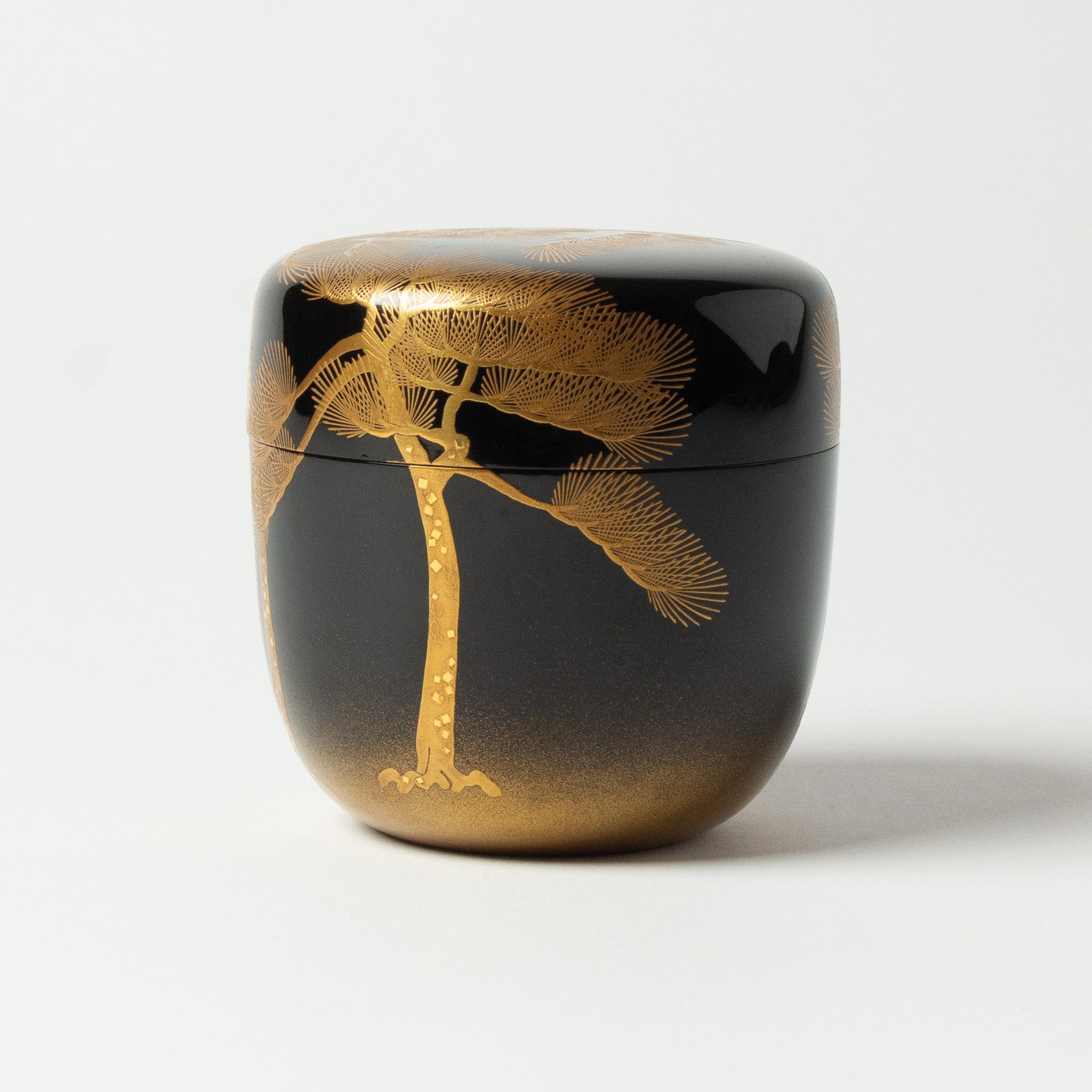 Natsume (boîte à thé) laque et or, motif matsu (pins) de Ikkō Kiyose