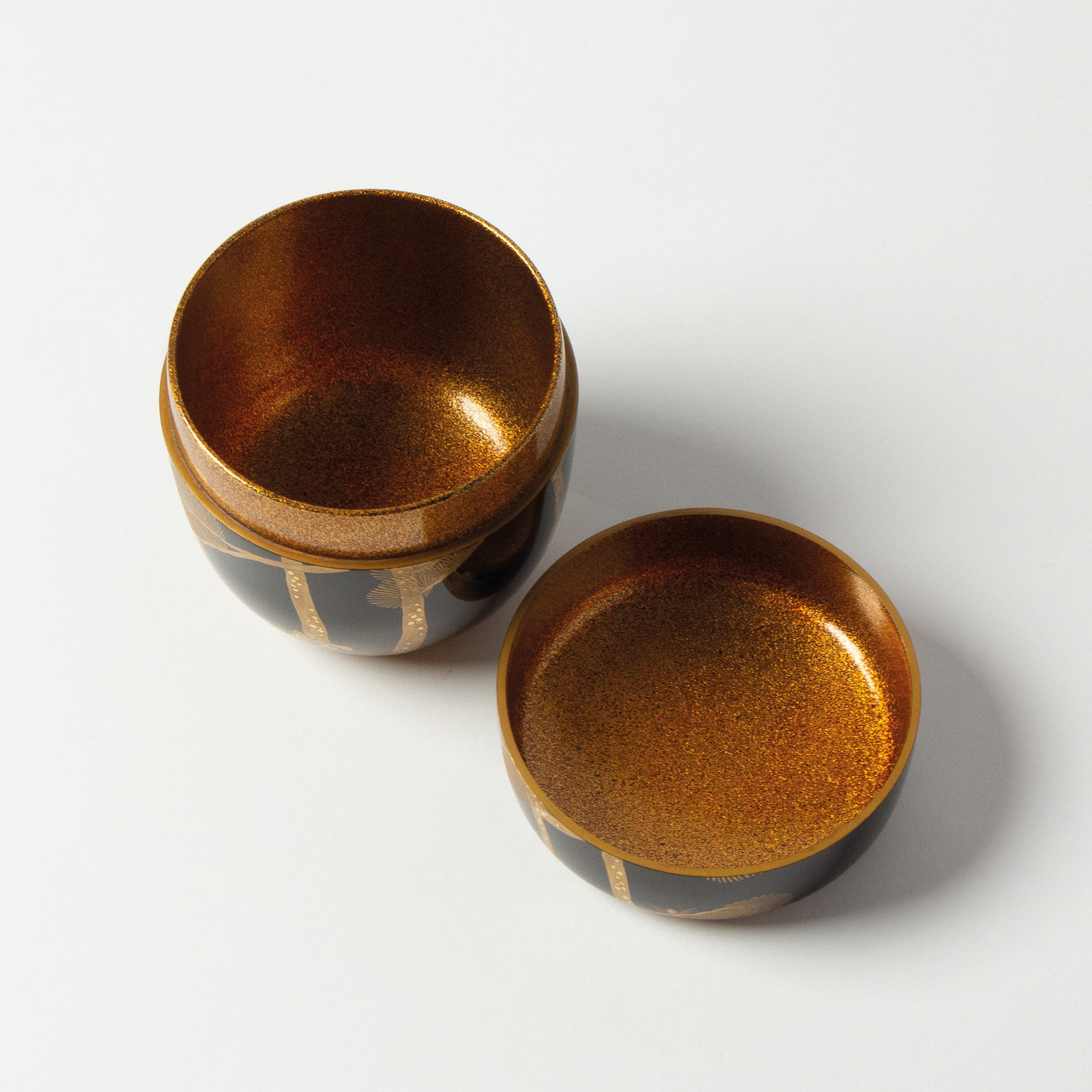 Natsume (boîte à thé) laque et or, motif matsu (pins) de Ikkō Kiyose