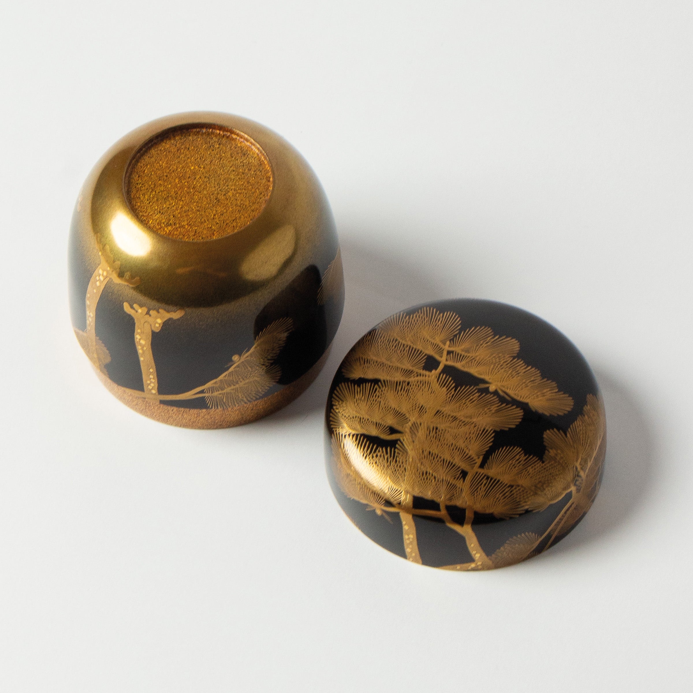 Natsume (boîte à thé) laque et or, motif matsu (pins) de Ikkō Kiyose