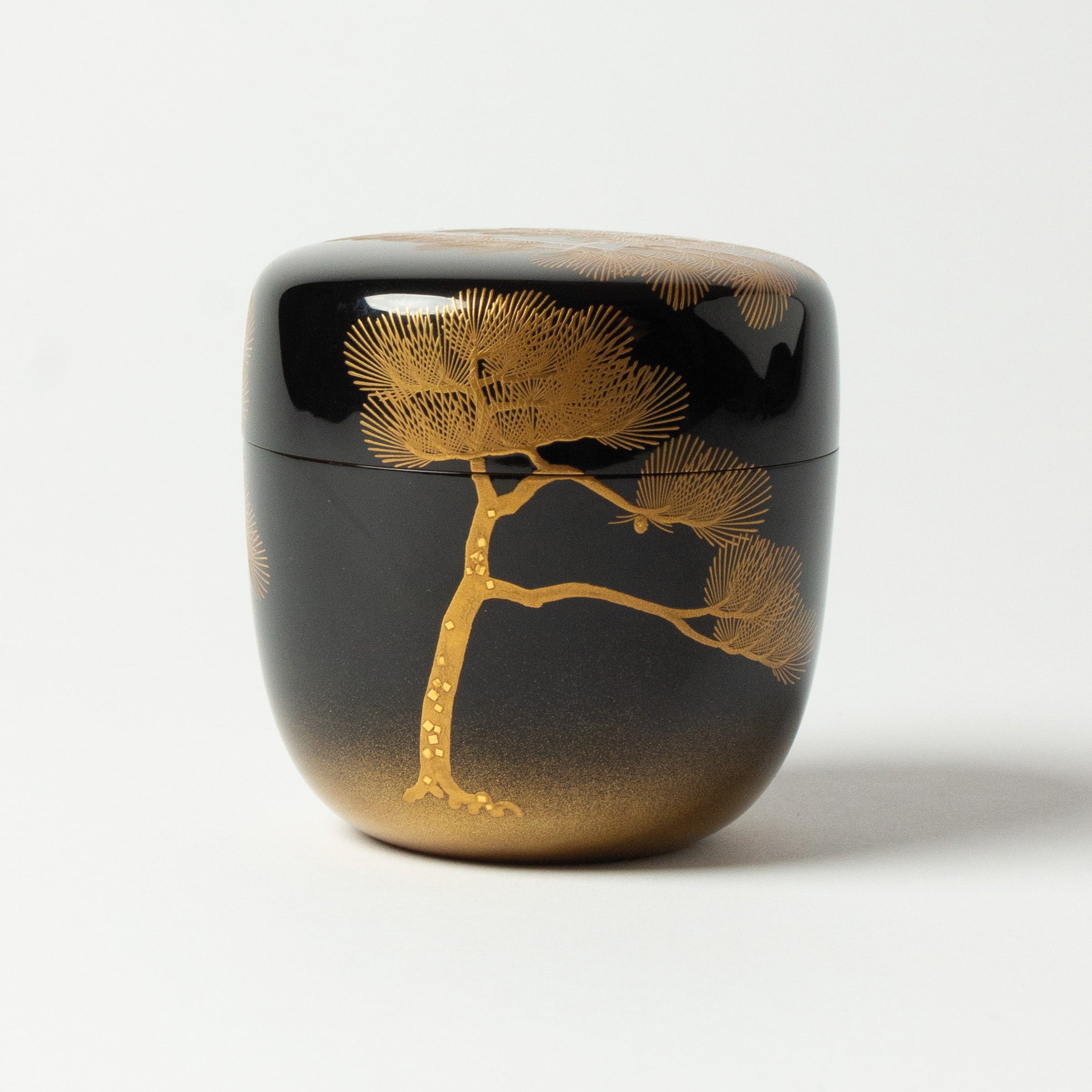 Natsume (boîte à thé) laque et or, motif matsu (pins) de Ikkō Kiyose