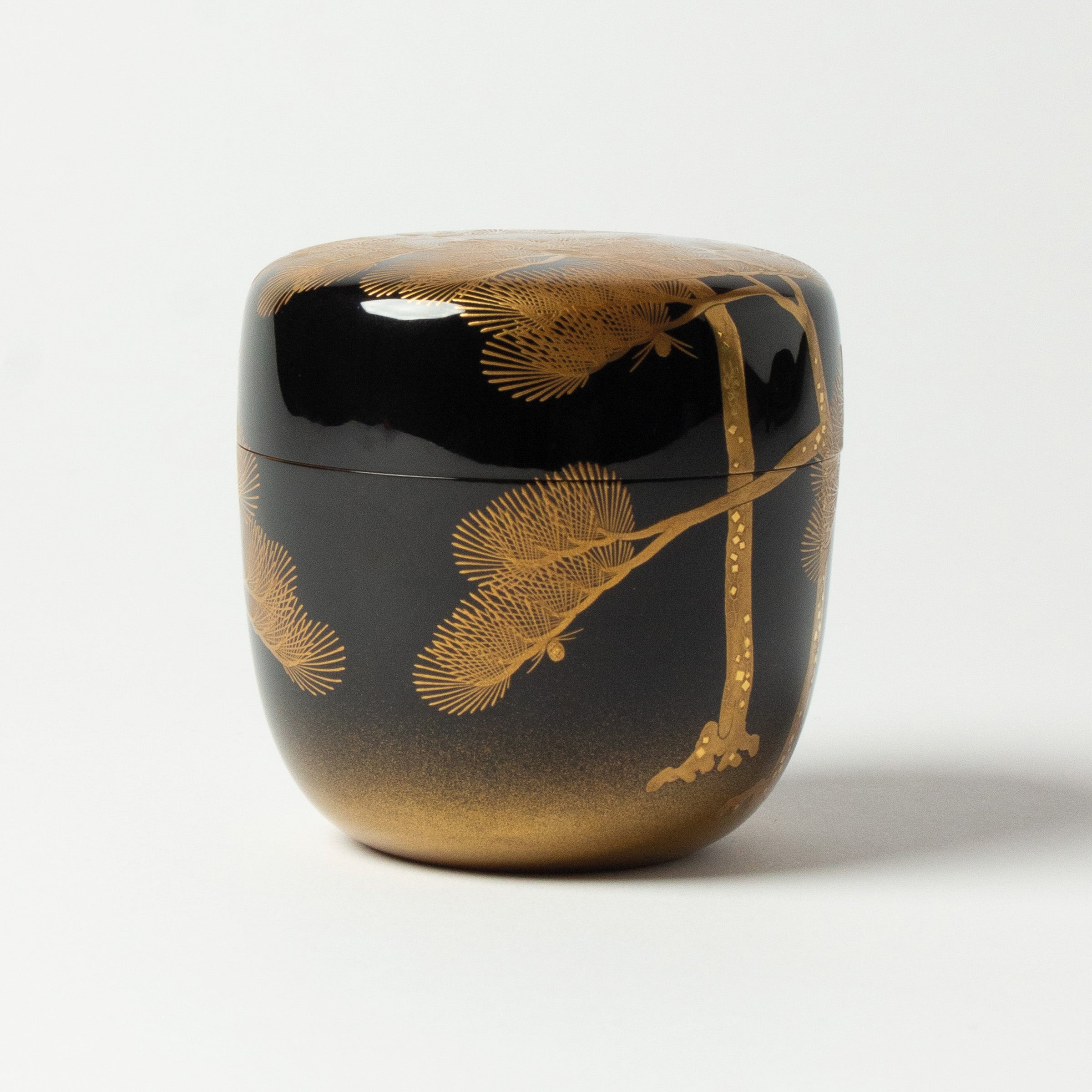 Natsume (boîte à thé) laque et or, motif matsu (pins) de Ikkō Kiyose