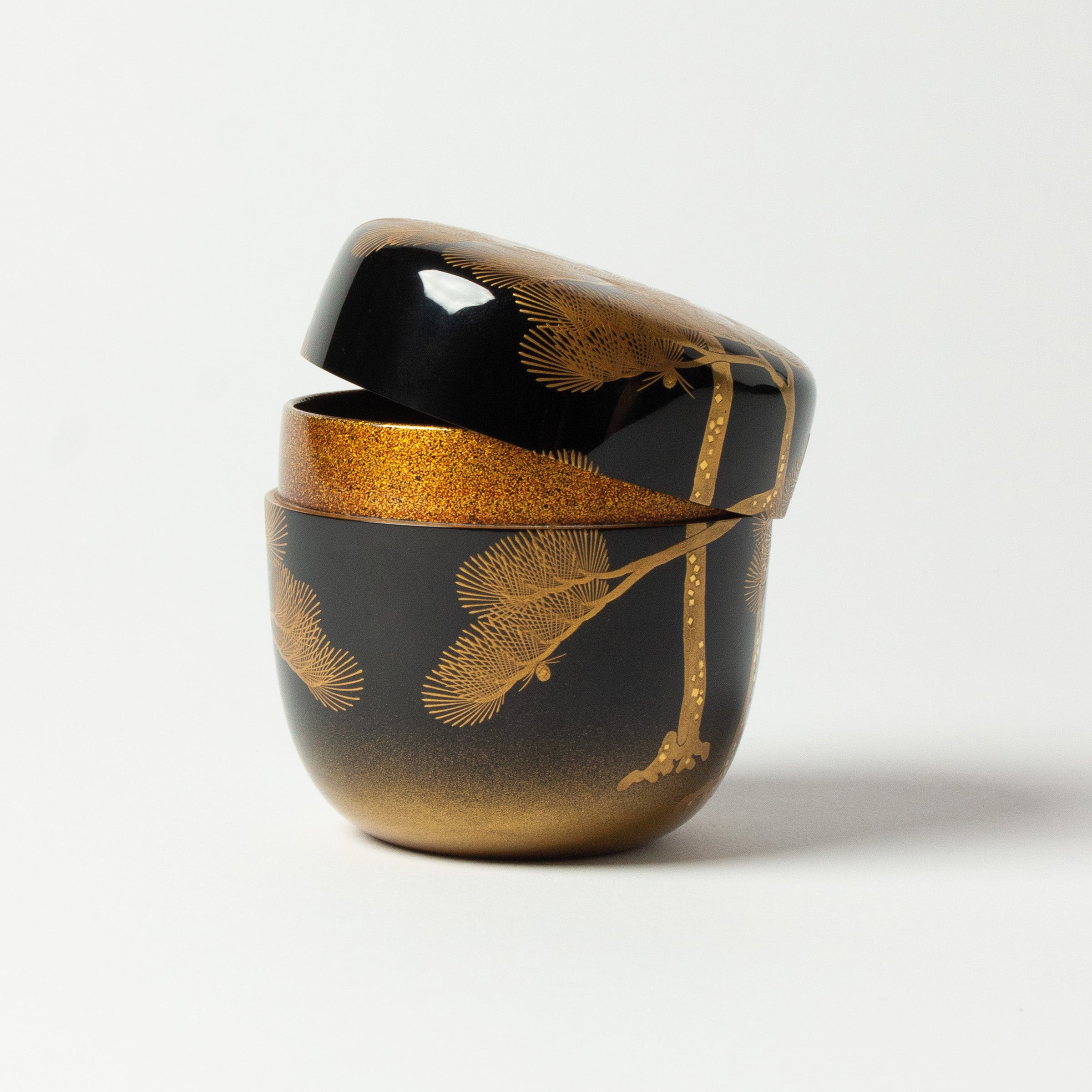 Natsume (boîte à thé) laque et or, motif matsu (pins) de Ikkō Kiyose