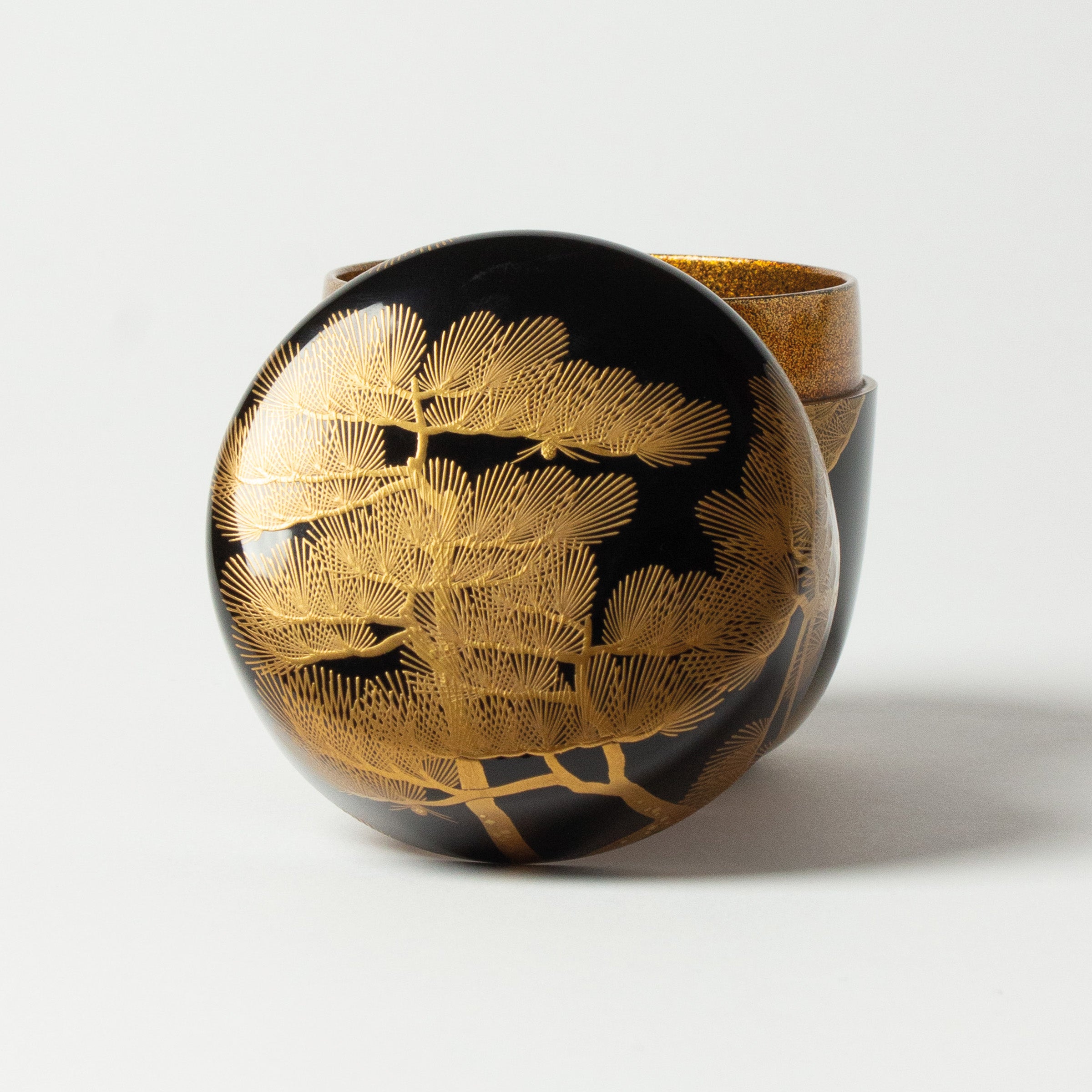 Natsume (boîte à thé) laque et or, motif matsu (pins) de Ikkō Kiyose